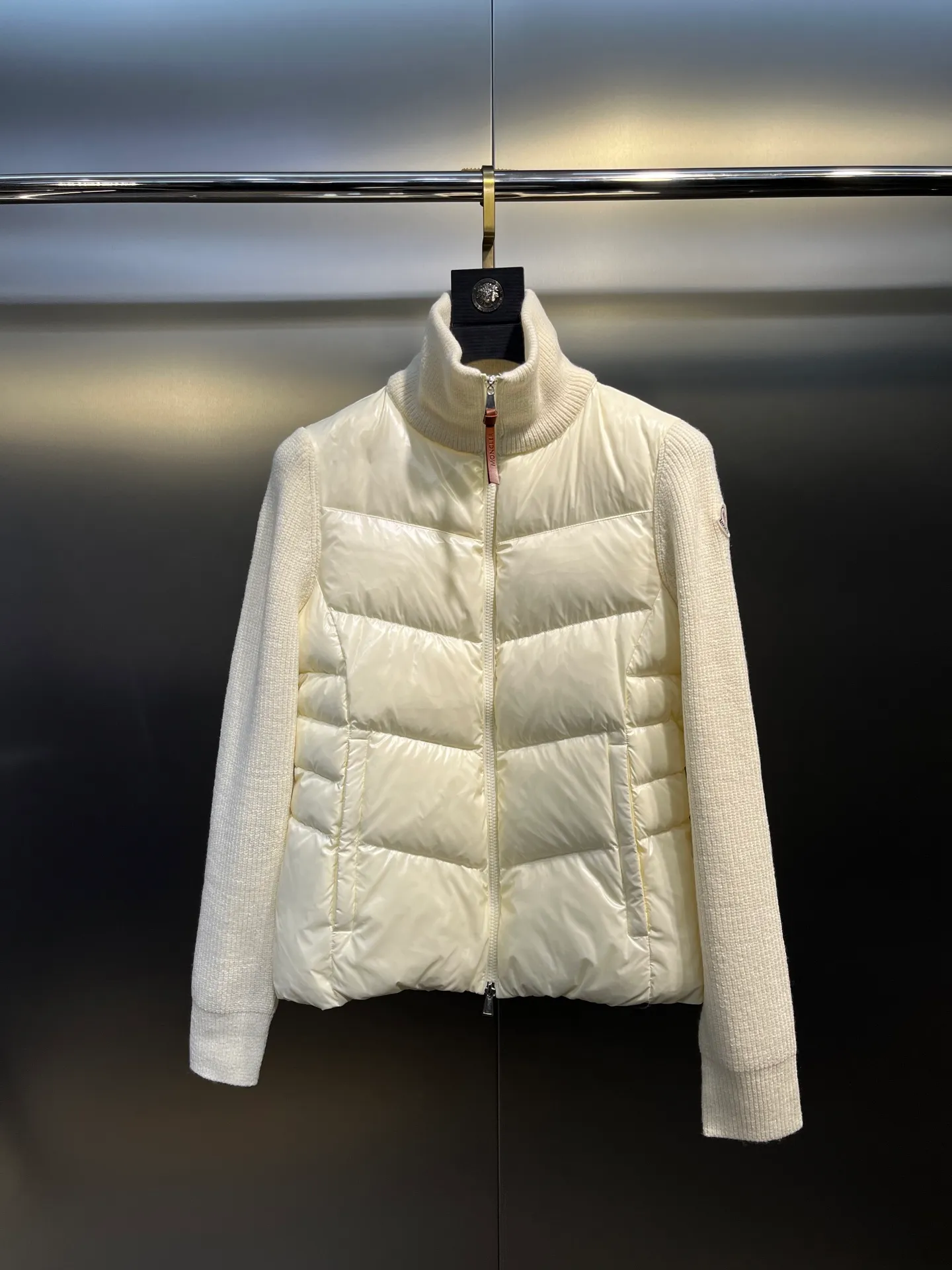 P700 Moncler muzzle classic stand collar zipper wool knitted splicing jacket single down! Checkered quilting and a waist-cinched silhouette are versatile and effortless. Original customized national standard 90 white duck down filling! Imported lightweight memory silk fabric, imported machine sewing line technology. Original hardware accessories, original mark and original label! Color: Black White Pink Size: S-M-L