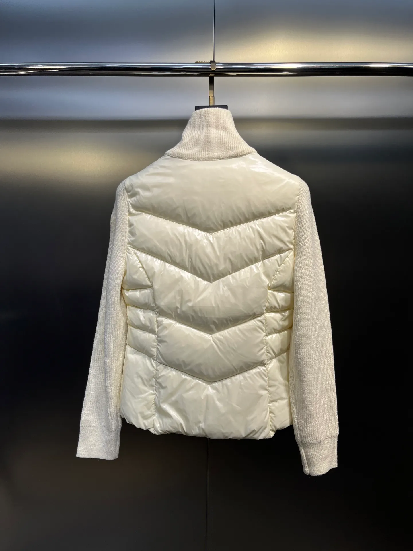 P700 Moncler muzzle classic stand collar zipper wool knitted splicing jacket single down! Checkered quilting and a waist-cinched silhouette are versatile and effortless. Original customized national standard 90 white duck down filling! Imported lightweight memory silk fabric, imported machine sewing line technology. Original hardware accessories, original mark and original label! Color: Black White Pink Size: S-M-L