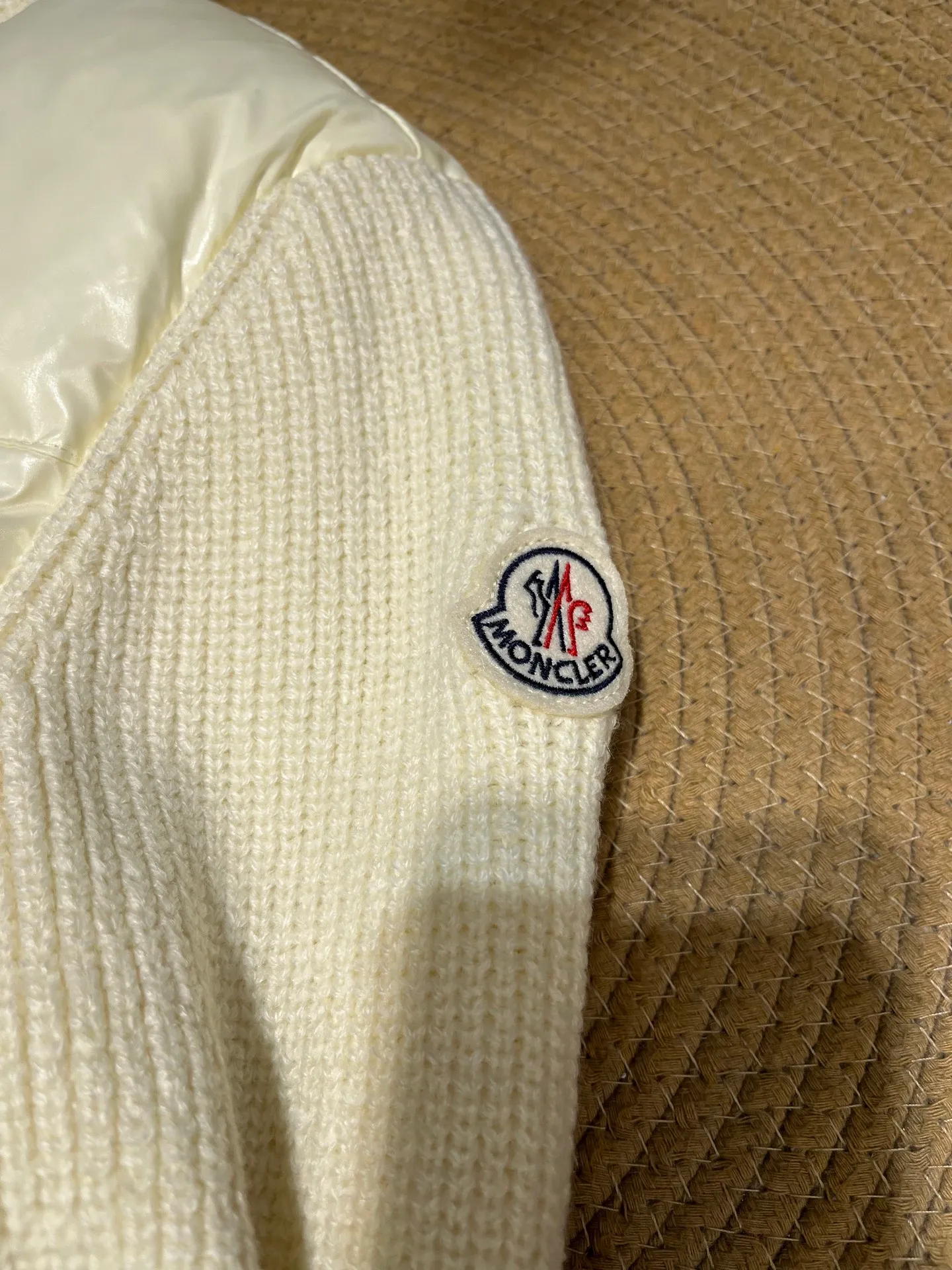 P700 Moncler muzzle classic stand collar zipper wool knitted splicing jacket single down! Checkered quilting and a waist-cinched silhouette are versatile and effortless. Original customized national standard 90 white duck down filling! Imported lightweight memory silk fabric, imported machine sewing line technology. Original hardware accessories, original mark and original label! Color: Black White Pink Size: S-M-L