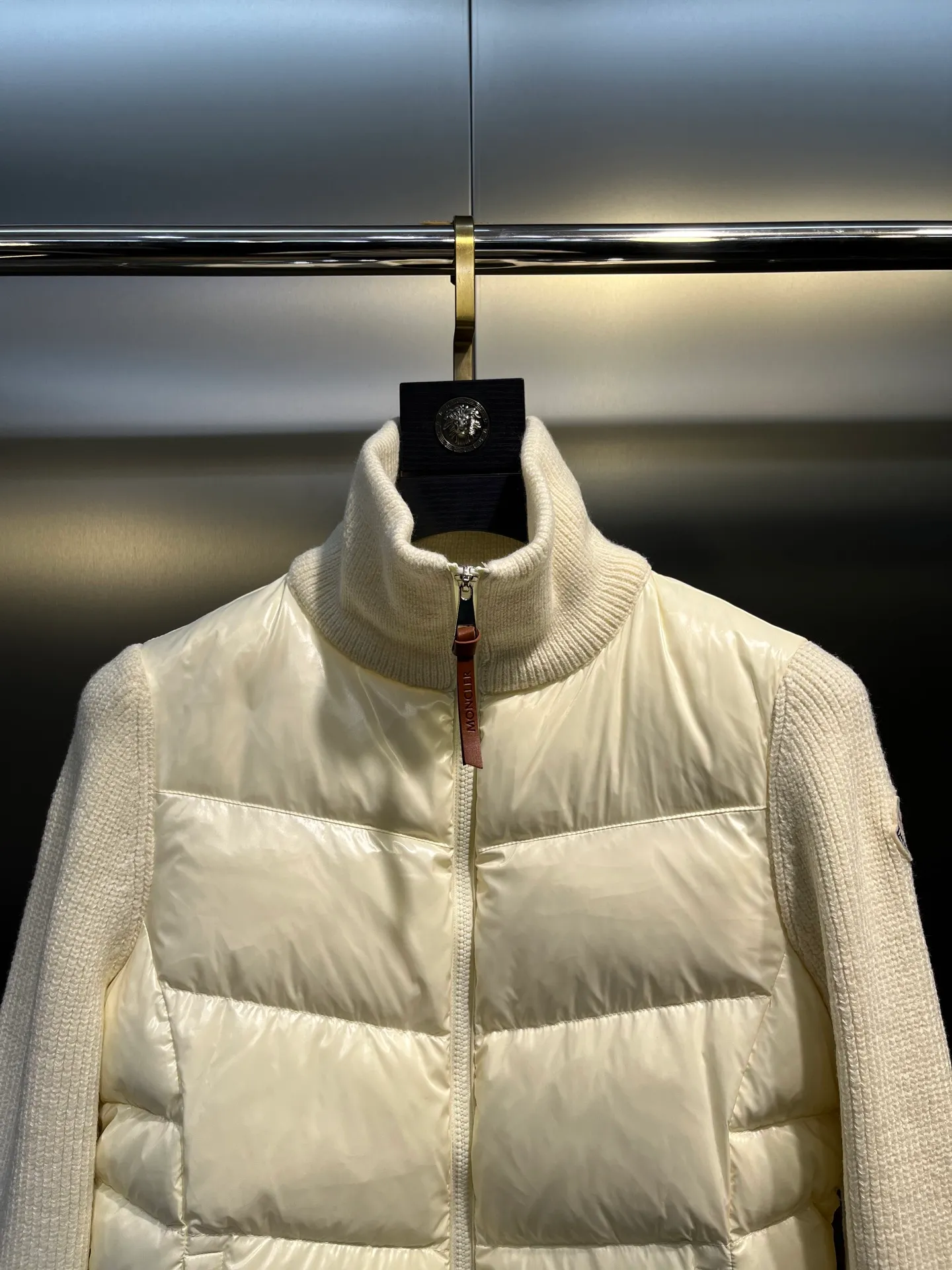 P700 Moncler muzzle classic stand collar zipper wool knitted splicing jacket single down! Checkered quilting and a waist-cinched silhouette are versatile and effortless. Original customized national standard 90 white duck down filling! Imported lightweight memory silk fabric, imported machine sewing line technology. Original hardware accessories, original mark and original label! Color: Black White Pink Size: S-M-L