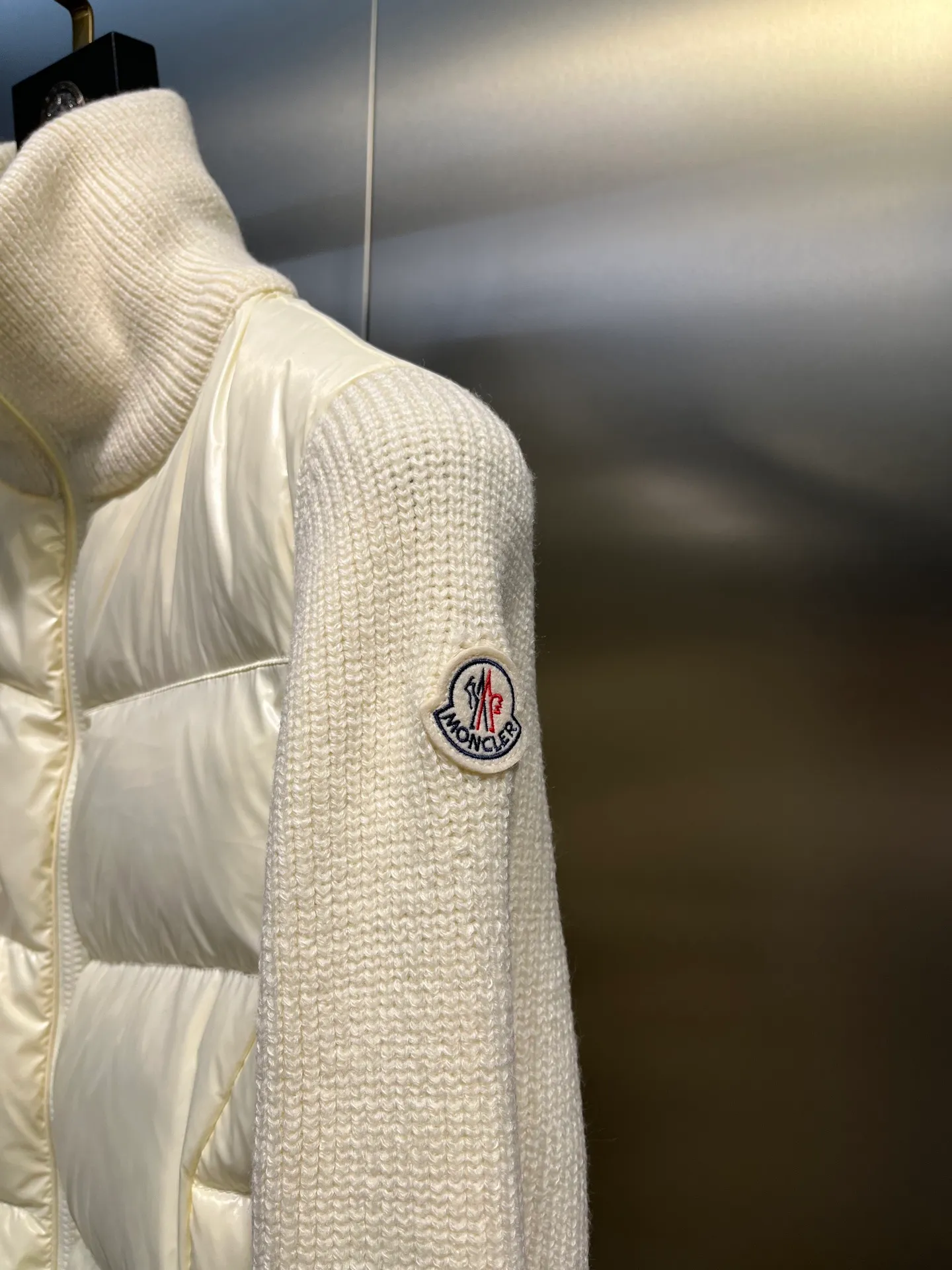 P700 Moncler muzzle classic stand collar zipper wool knitted splicing jacket single down! Checkered quilting and a waist-cinched silhouette are versatile and effortless. Original customized national standard 90 white duck down filling! Imported lightweight memory silk fabric, imported machine sewing line technology. Original hardware accessories, original mark and original label! Color: Black White Pink Size: S-M-L