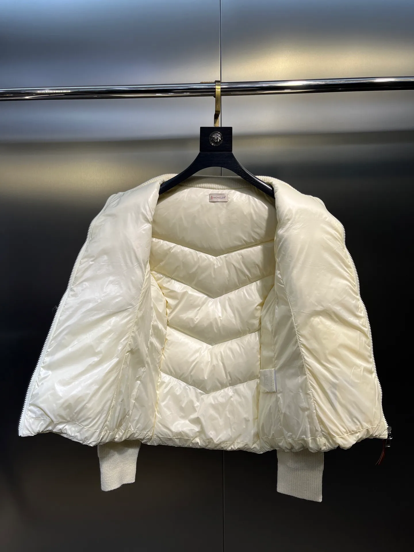 P700 Moncler muzzle classic stand collar zipper wool knitted splicing jacket single down! Checkered quilting and a waist-cinched silhouette are versatile and effortless. Original customized national standard 90 white duck down filling! Imported lightweight memory silk fabric, imported machine sewing line technology. Original hardware accessories, original mark and original label! Color: Black White Pink Size: S-M-L
