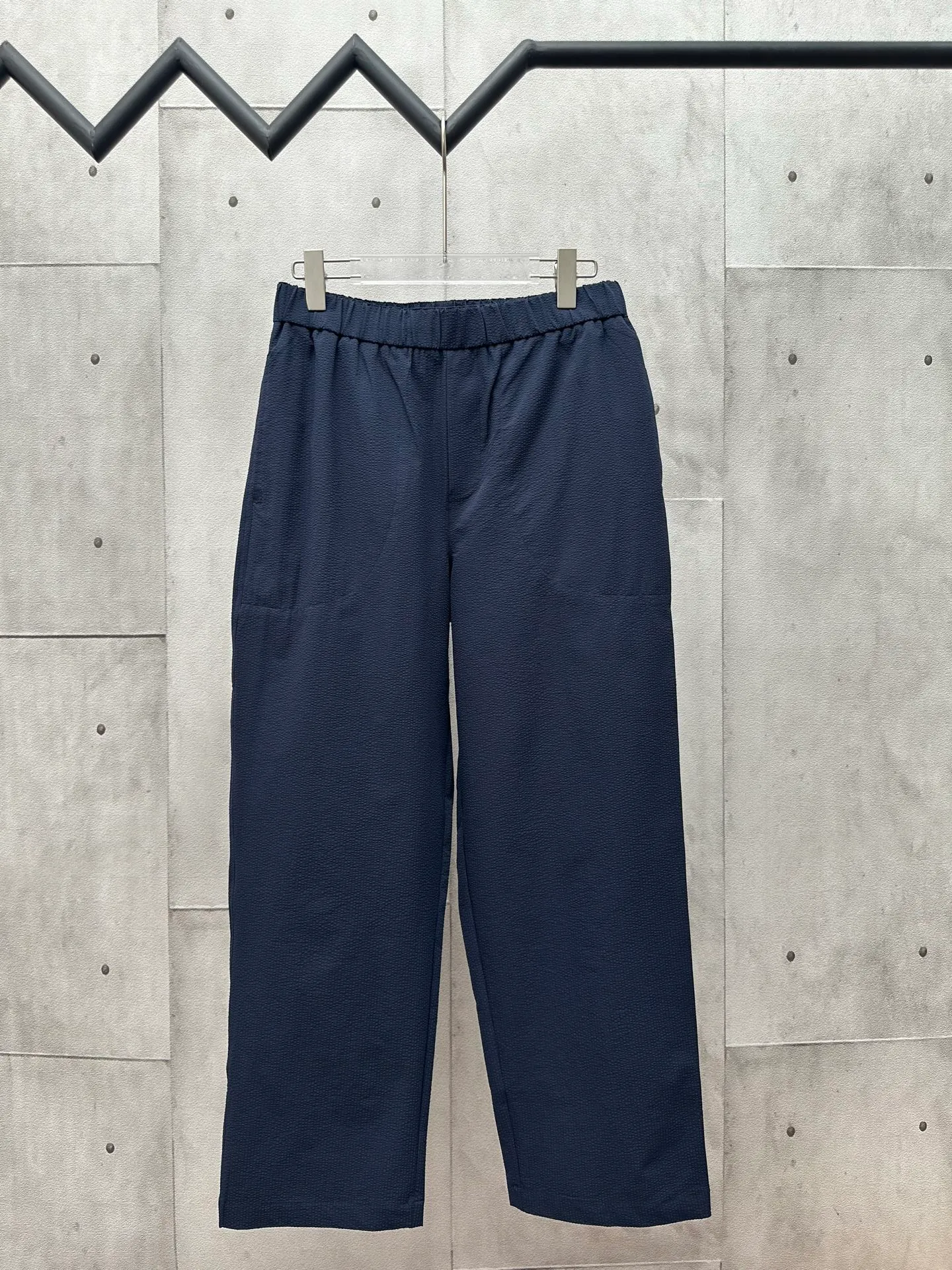 P400 MONCLER puff wrinkled trousers Fabric selection: Made of cotton blended woven fabric with 76% high cotton content + 24% polyester fiber. The high cotton content ensures that the fabric is soft, skin-friendly, and has good breathability. The addition of a small amount of polyester fiber balances the wrinkle resistance and elasticity of the overall fabric and greatly reduces its shrinkage. After preshrinking, dimensional changes during washing are negligible. The fusion of the two makes the fabric combine anti-wrinkle, quick-drying, easy care and other characteristics without losing the advantages of good wearing experience and strong breathability.  Bubble wrinkle technology: ground warp + bubble warp independent let-off. The bubble warp yarn feeding speed is about 20% higher than the ground warp yarn feeding speed. During weaving, the bubble warp is relaxed and accumulated, forming a naturally arched bubble unit. Through the alternating arrangement of yarns + floating length tissue changes, a clear grid frame is built between the bubble units, and finally the bubble three-dimensional effect and grid outline are locked through high-temperature heat setting.  Accessories: One-to-one customized drawstring head One-to-one customized LOGO labeling SIZE: 1 2 3 4