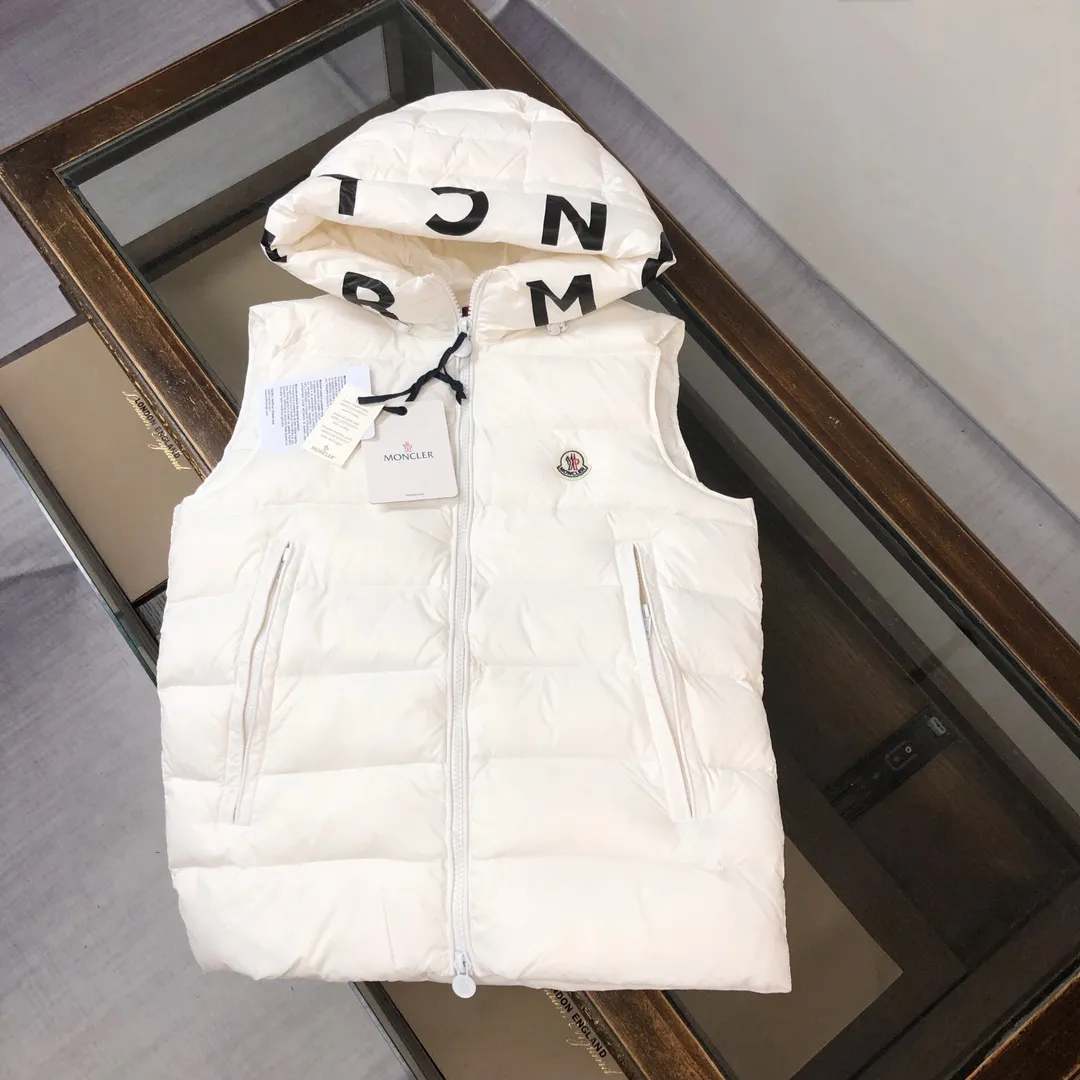 P660 moncler/Moncler hooded letter-printed down vest for men and women. It is carefully made of original nylon fabric and decorated with Moncler's unique logo details on the front chest. Made from the original version, every detail inside is restored. As soon as you pick up the real velvet and fake velvet, you can tell that only good things are made. Color: Black White Size: 1 2 3 4 5 (M～3xl)