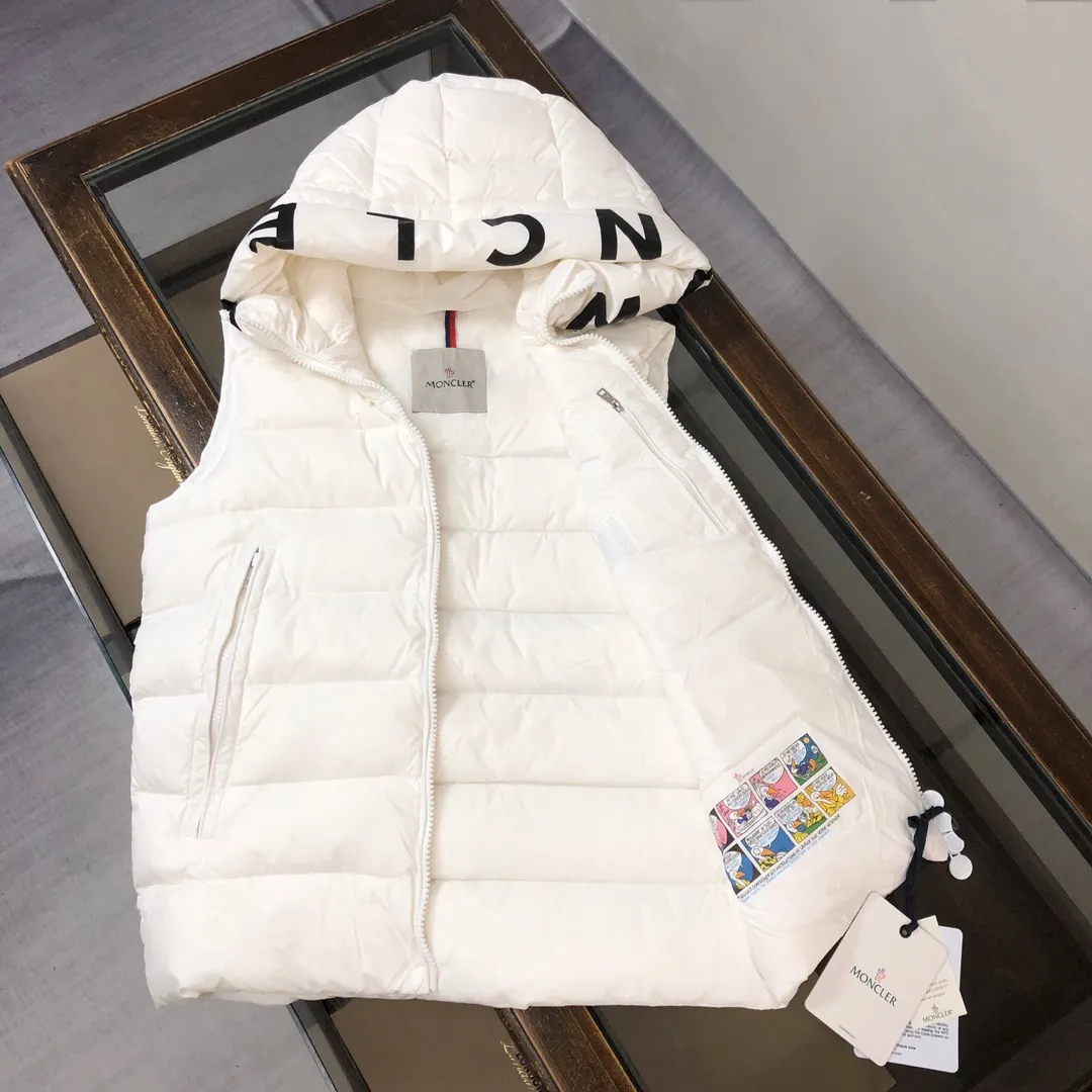P660 moncler/Moncler hooded letter-printed down vest for men and women. It is carefully made of original nylon fabric and decorated with Moncler's unique logo details on the front chest. Made from the original version, every detail inside is restored. As soon as you pick up the real velvet and fake velvet, you can tell that only good things are made. Color: Black White Size: 1 2 3 4 5 (M～3xl)