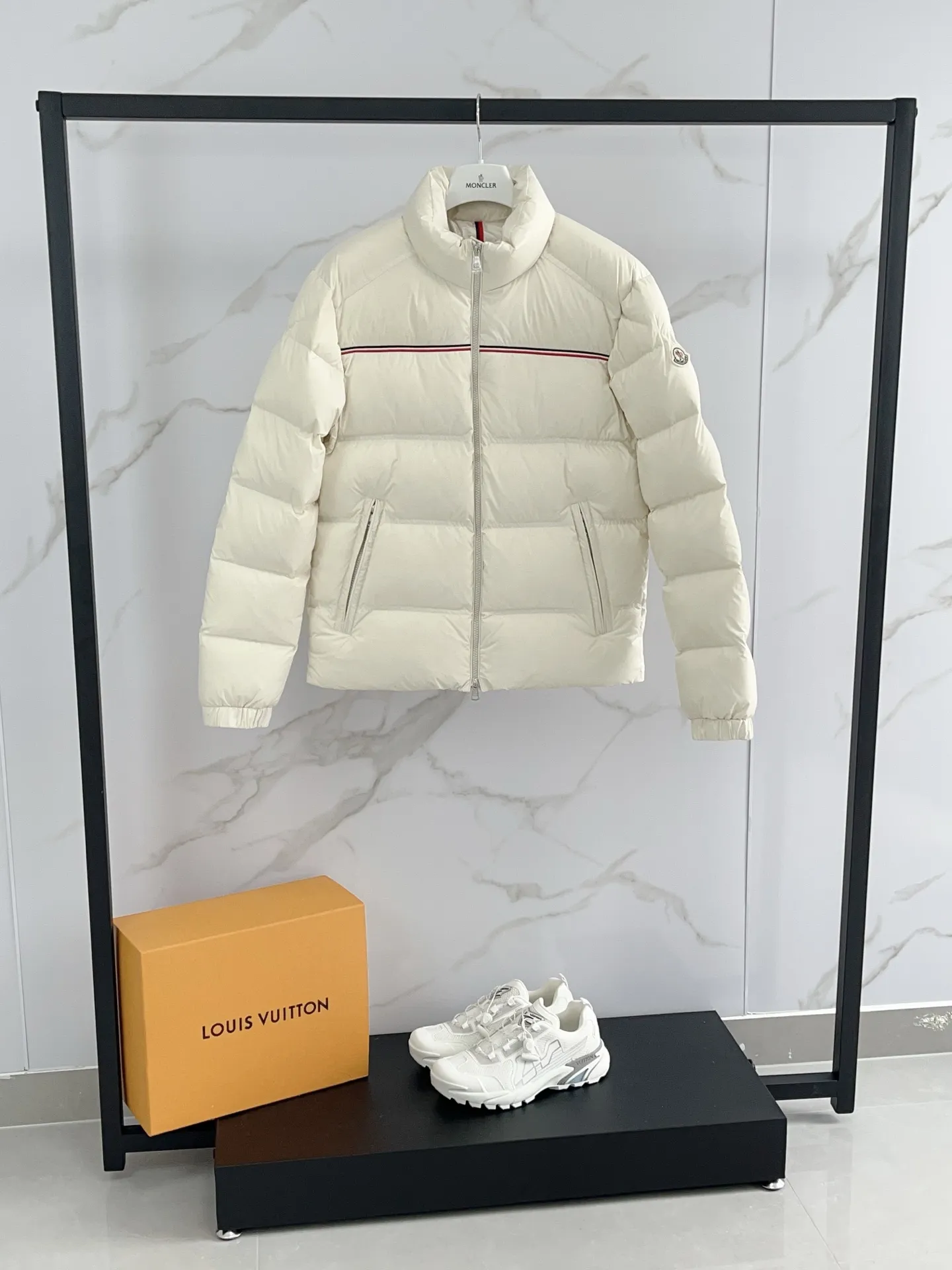 P900 ⬆️❤️🆕 2025 Moncler Bouvaque short zipper stand collar long-sleeved jacket, the stand collar design is simple and elegant, the red and black stripe decoration on the chest adds a sense of fashion, and the full down filling ensures excellent warmth retention. Filled with 90% white duck down, top quality, classic tailoring. The upper body has a full street feel; all the latest version of the hardware and accessories are custom molded to restore the original shape, the upper body has an excellent silhouette, and all three standards are complete! GW is new at the same time Color: White Black Number of yards: 1-5