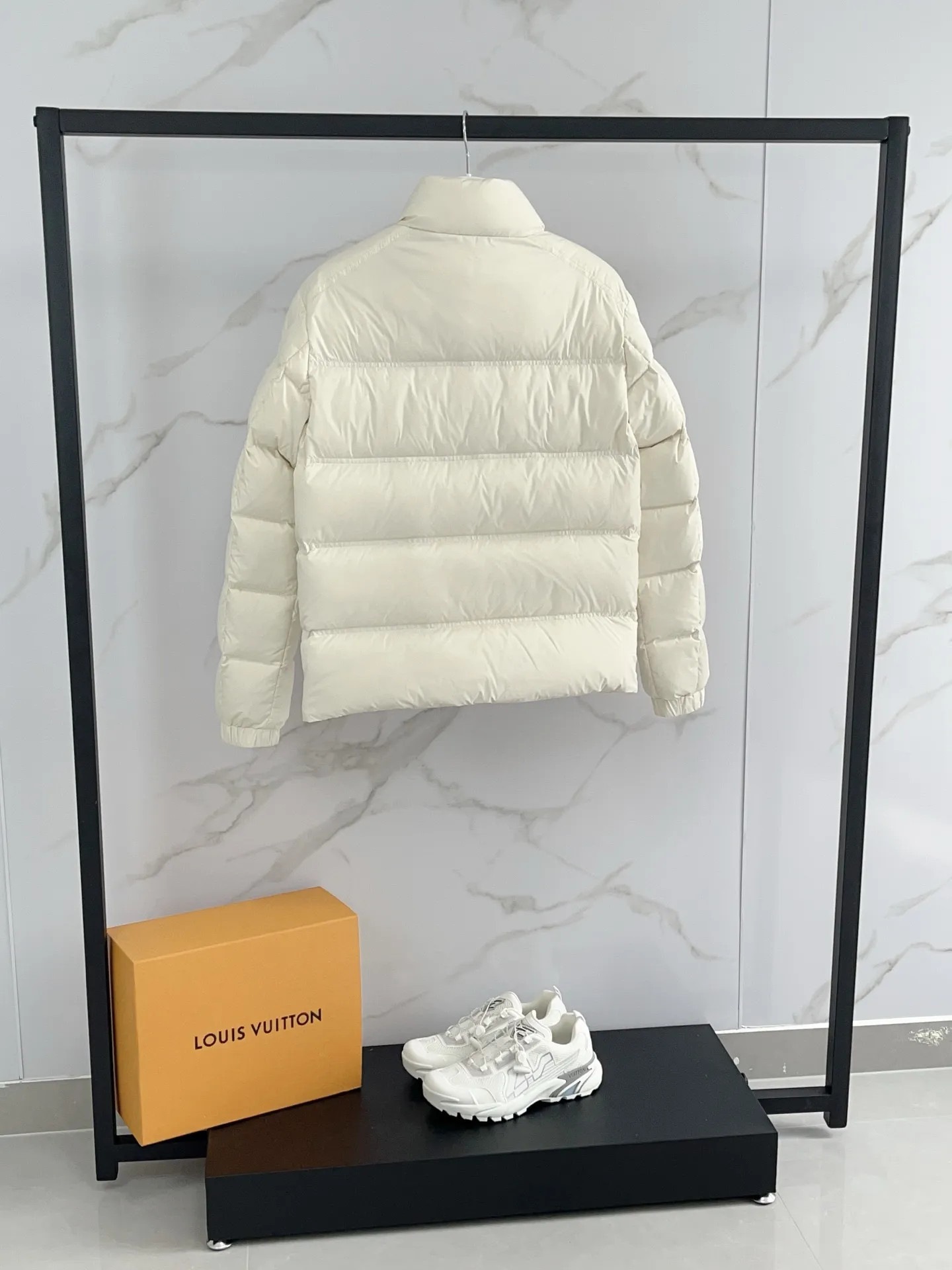 P900 ⬆️❤️🆕 2025 Moncler Bouvaque short zipper stand collar long-sleeved jacket, the stand collar design is simple and elegant, the red and black stripe decoration on the chest adds a sense of fashion, and the full down filling ensures excellent warmth retention. Filled with 90% white duck down, top quality, classic tailoring. The upper body has a full street feel; all the latest version of the hardware and accessories are custom molded to restore the original shape, the upper body has an excellent silhouette, and all three standards are complete! GW is new at the same time Color: White Black Number of yards: 1-5