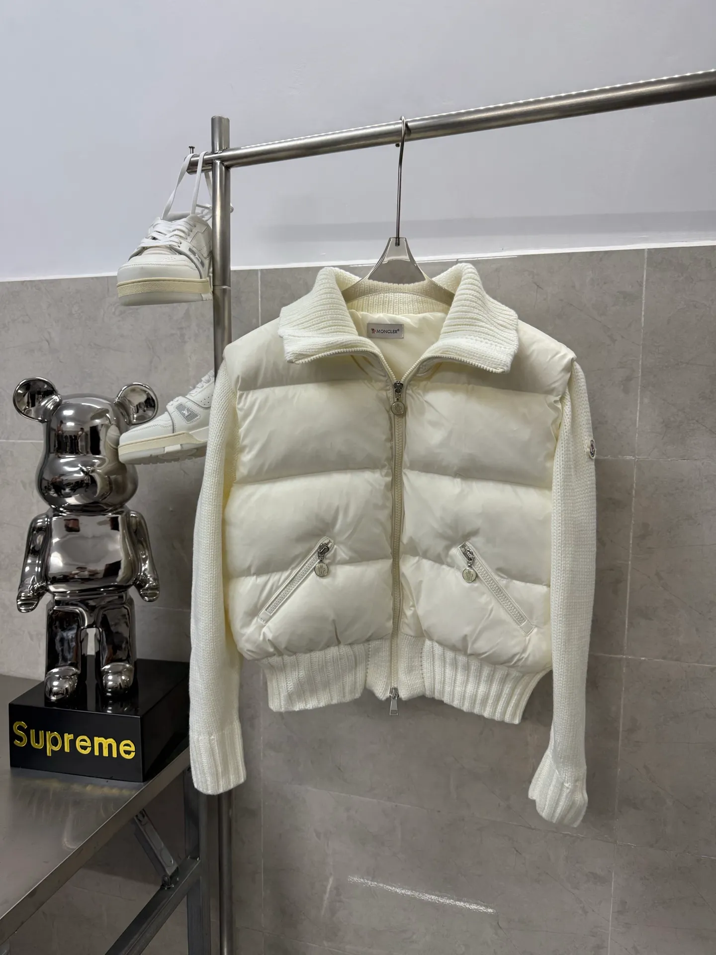 P580 Moncler wool knitted stitching stand collar women's down jacket is made of 90 white duck down, 600 fill power, and the cuffs are made of wool blended fabric, which has a better texture, is light and warm, and has four layers of lining. It will never be velvet. The hardware of the whole garment is custom-made by the original factory. Hot melt technology, one-time molding, wool felt embroidery logo attached to the shoulders, zipper placket stand collar design, simple and convenient double side oblique button pockets Stand-up collar design, windproof and warm, three-dimensional and full, highly practical. New winter catwalk style. Official website synchronization. Color: black white. Size: 1234