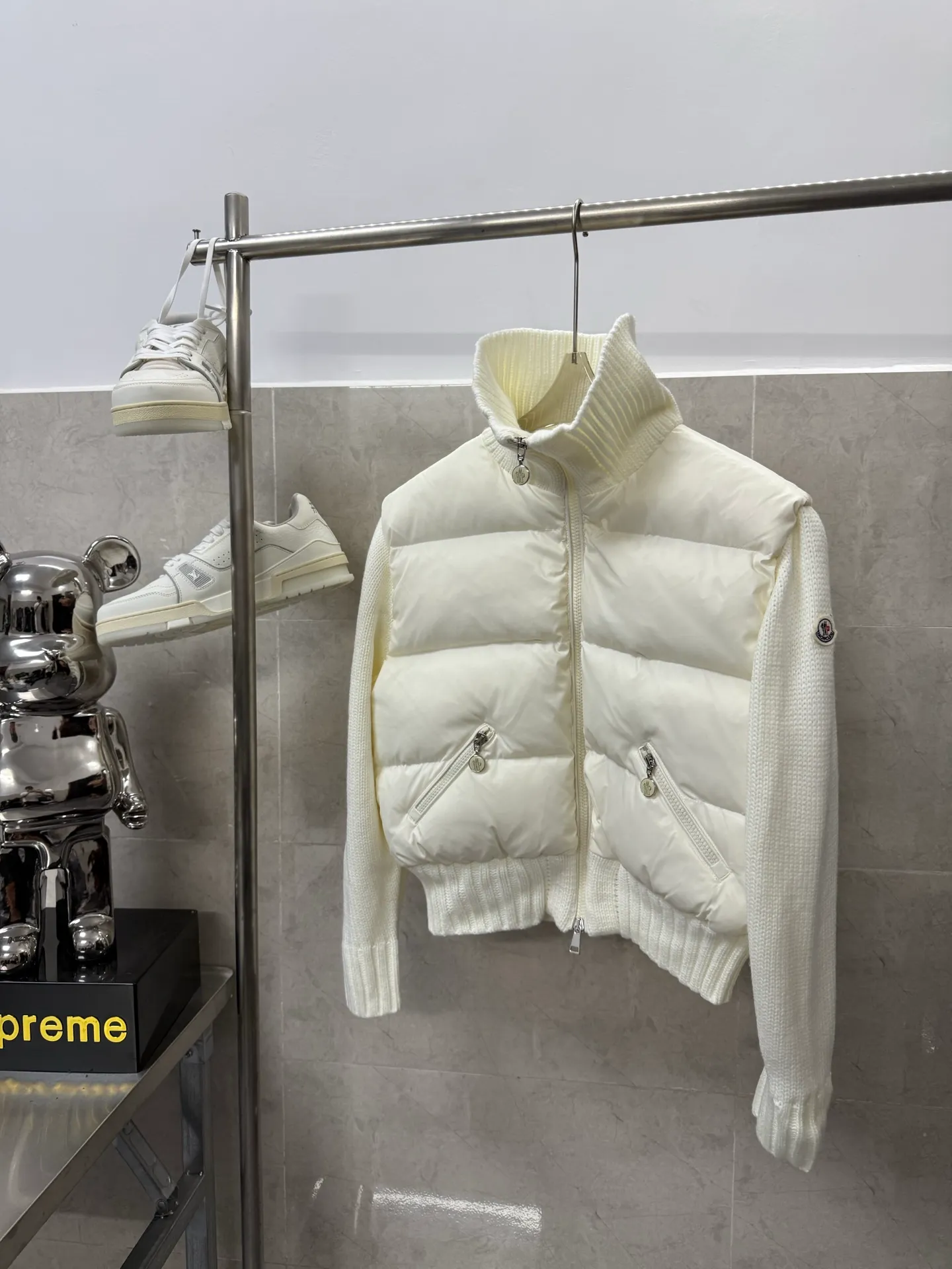 P580 Moncler wool knitted stitching stand collar women's down jacket is made of 90 white duck down, 600 fill power, and the cuffs are made of wool blended fabric, which has a better texture, is light and warm, and has four layers of lining. It will never be velvet. The hardware of the whole garment is custom-made by the original factory. Hot melt technology, one-time molding, wool felt embroidery logo attached to the shoulders, zipper placket stand collar design, simple and convenient double side oblique button pockets Stand-up collar design, windproof and warm, three-dimensional and full, highly practical. New winter catwalk style. Official website synchronization. Color: black white. Size: 1234
