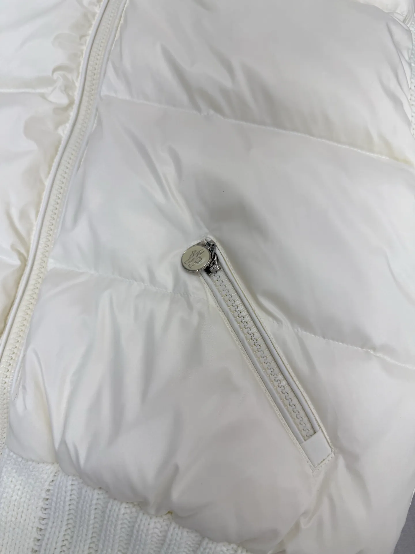 P580 Moncler wool knitted stitching stand collar women's down jacket is made of 90 white duck down, 600 fill power, and the cuffs are made of wool blended fabric, which has a better texture, is light and warm, and has four layers of lining. It will never be velvet. The hardware of the whole garment is custom-made by the original factory. Hot melt technology, one-time molding, wool felt embroidery logo attached to the shoulders, zipper placket stand collar design, simple and convenient double side oblique button pockets Stand-up collar design, windproof and warm, three-dimensional and full, highly practical. New winter catwalk style. Official website synchronization. Color: black white. Size: 1234
