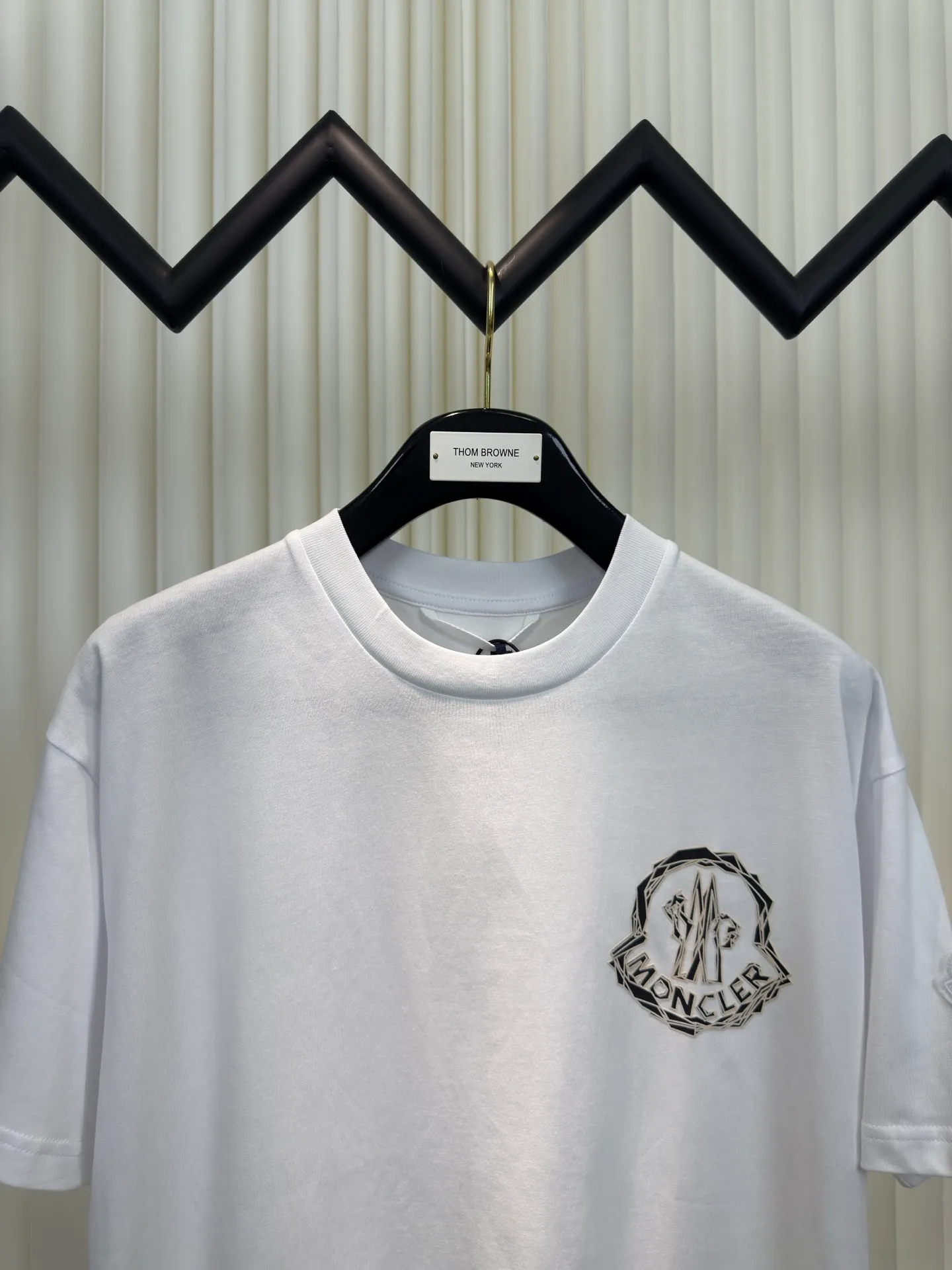 P190 Covered MONCLER foam printed armband short sleeves, made of 32 pairs of yarn, threaded with 1*1 Solona. The chest logo uses foam printing technology and the original customized stencil. Every detail and color is highly restored to the original version 1:1.  The armband is made of cashmere composite material, with the brand logo embroidered on the surface. The detailed positions of auxiliary materials are restored according to 1:1 positioning. SizeS M L XL