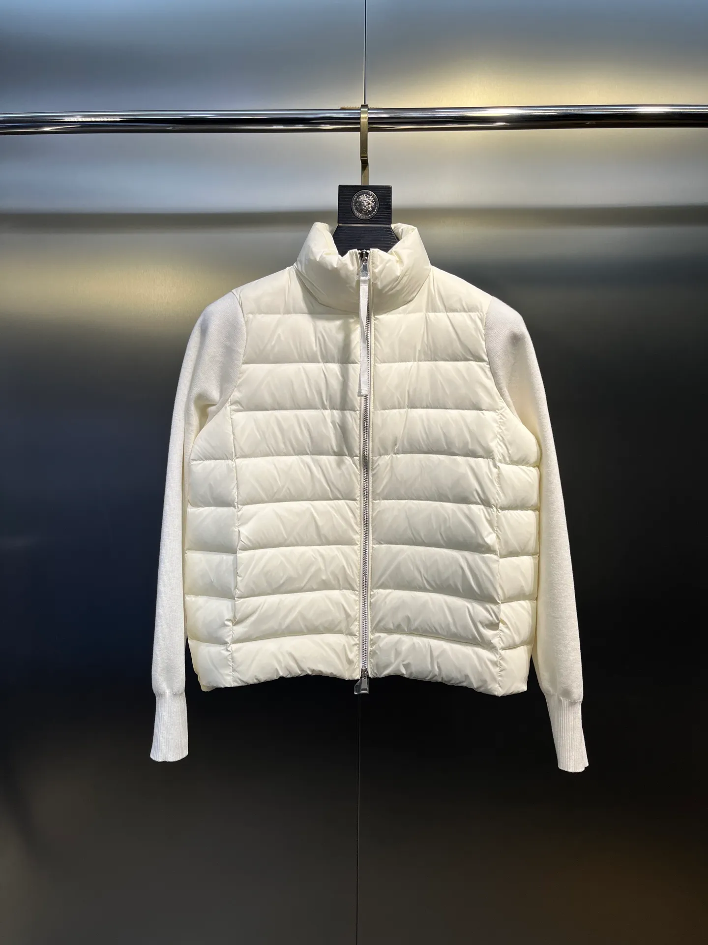 P640 MONCLER 🌟 The latest autumn and winter wool knitted splicing down stand-up collar short down jacket with national standard down filling. Light and comfortable, with built-in heating and warmth function. The sleeves are spliced ​​with merino wool for a comfortable and thick feel. Temperament stand-up collar zipper design. Minimalist luxury H version. Not picky about the upper body and super slim. Casual and versatile artifact. Italian elegance and high-end sense. Casual and grand. Color: black, off-white, pink size: s m l