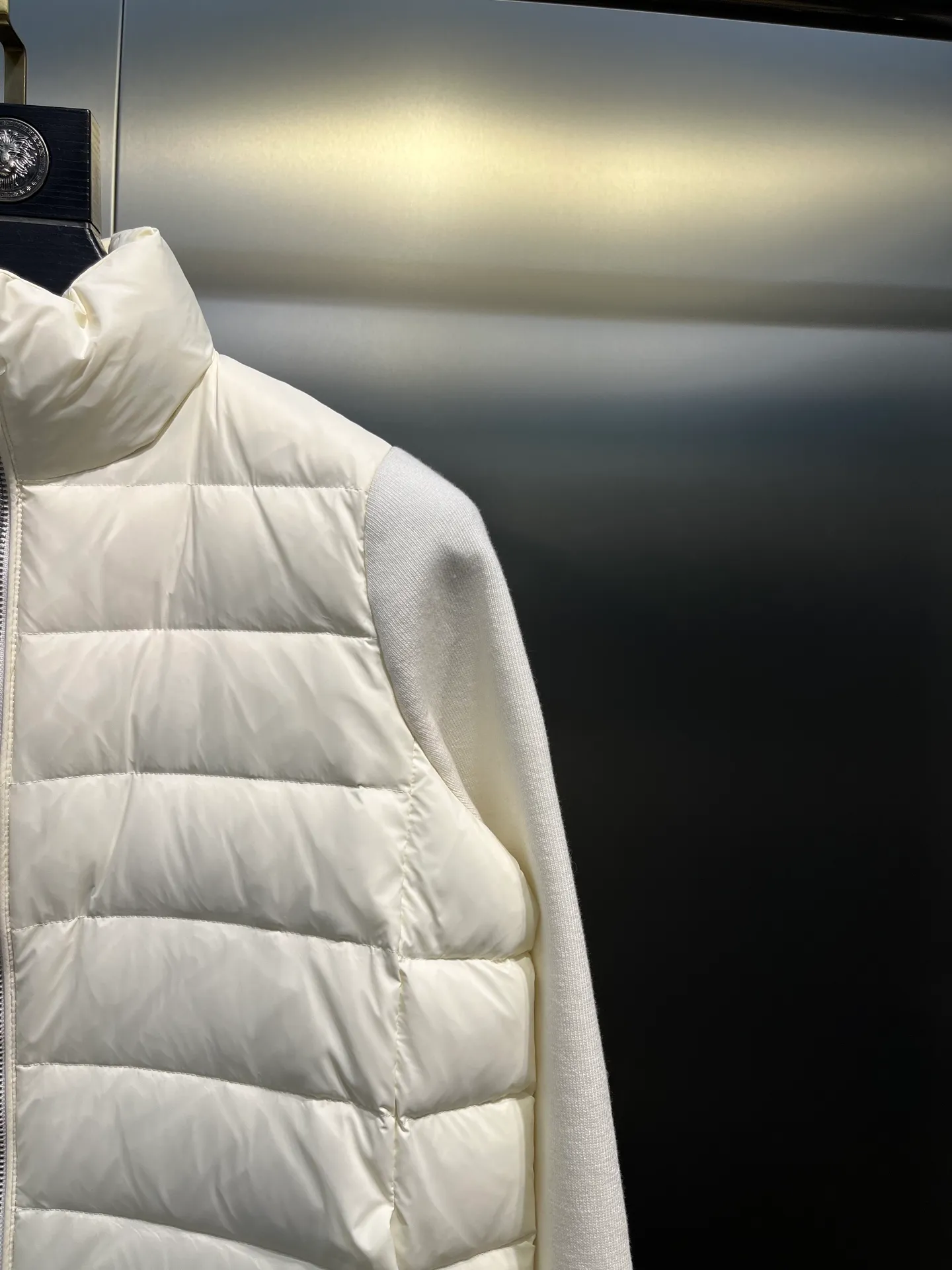 P640 MONCLER 🌟 The latest autumn and winter wool knitted splicing down stand-up collar short down jacket with national standard down filling. Light and comfortable, with built-in heating and warmth function. The sleeves are spliced ​​with merino wool for a comfortable and thick feel. Temperament stand-up collar zipper design. Minimalist luxury H version. Not picky about the upper body and super slim. Casual and versatile artifact. Italian elegance and high-end sense. Casual and grand. Color: black, off-white, pink size: s m l