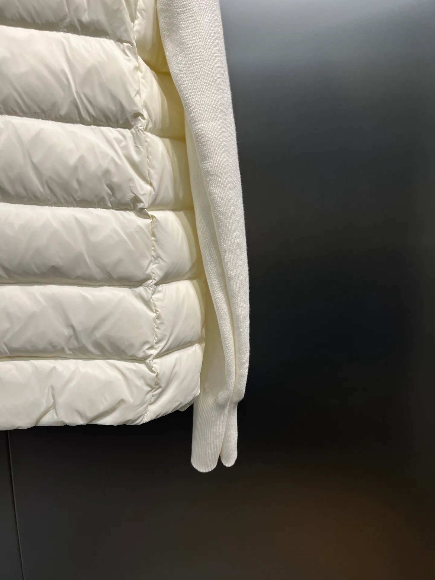 P640 MONCLER 🌟 The latest autumn and winter wool knitted splicing down stand-up collar short down jacket with national standard down filling. Light and comfortable, with built-in heating and warmth function. The sleeves are spliced ​​with merino wool for a comfortable and thick feel. Temperament stand-up collar zipper design. Minimalist luxury H version. Not picky about the upper body and super slim. Casual and versatile artifact. Italian elegance and high-end sense. Casual and grand. Color: black, off-white, pink size: s m l