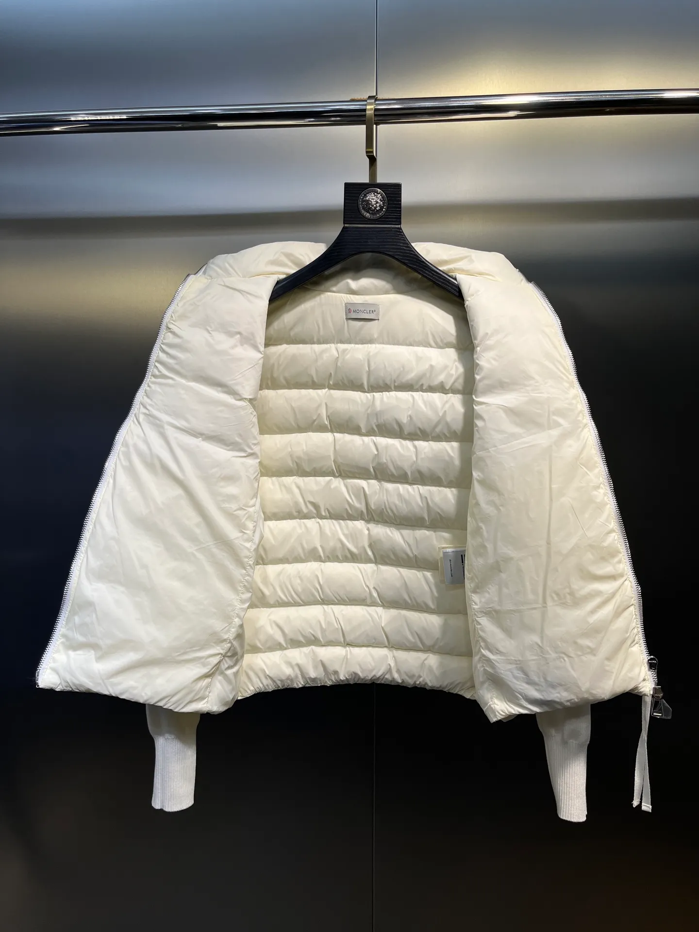 P640 MONCLER 🌟 The latest autumn and winter wool knitted splicing down stand-up collar short down jacket with national standard down filling. Light and comfortable, with built-in heating and warmth function. The sleeves are spliced ​​with merino wool for a comfortable and thick feel. Temperament stand-up collar zipper design. Minimalist luxury H version. Not picky about the upper body and super slim. Casual and versatile artifact. Italian elegance and high-end sense. Casual and grand. Color: black, off-white, pink size: s m l