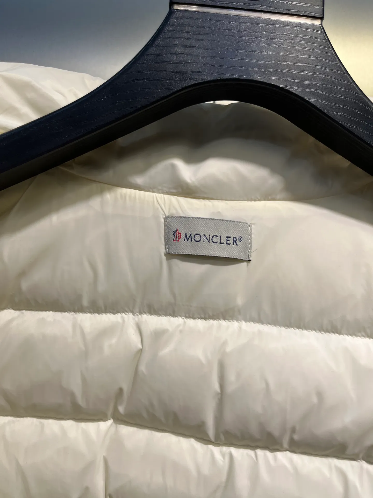 P640 MONCLER 🌟 The latest autumn and winter wool knitted splicing down stand-up collar short down jacket with national standard down filling. Light and comfortable, with built-in heating and warmth function. The sleeves are spliced ​​with merino wool for a comfortable and thick feel. Temperament stand-up collar zipper design. Minimalist luxury H version. Not picky about the upper body and super slim. Casual and versatile artifact. Italian elegance and high-end sense. Casual and grand. Color: black, off-white, pink size: s m l