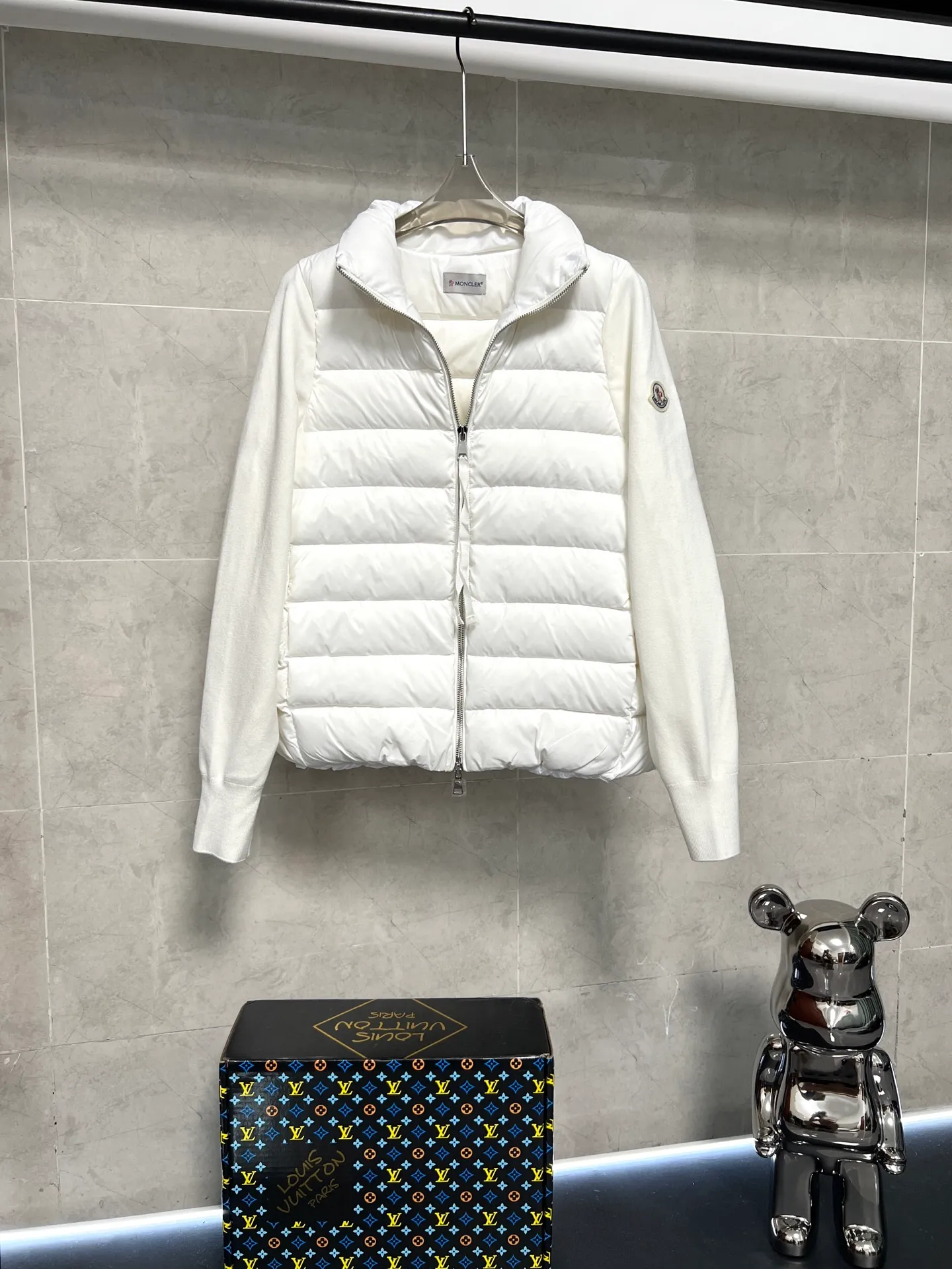 P620 Moncler Mouth Women's Knitted Splicing Stand Collar Thin Down Jacket A great inner wear item for winter!!! Several styles of sweaters and down are released at this time of year. In fact, sweaters and down are always in the basic style. They can be worn alone or layered to create a more layered look!!! The front is made of down, and the back and both sleeves are made of wool blended fabrics. The soft and delicate knitted feel is not irritating at all! This quality It feels great, the velvet is large, fine and stemless, and full of fluffiness! It has enough filling, and its thermal insulation performance is not to mention!!! It is windproof and warm, eliminating any possibility of velvet running. It feels silky and smooth, and the stiffness is also very good. This is the time to prepare a thin and light model! It will not look bloated at all, not to mention it is an evergreen model with a spliced design!!! Color: Black White Size: S M L