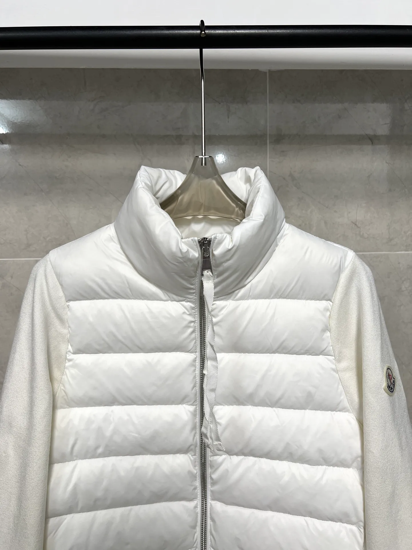 P620 Moncler Mouth Women's Knitted Splicing Stand Collar Thin Down Jacket A great inner wear item for winter!!! Several styles of sweaters and down are released at this time of year. In fact, sweaters and down are always in the basic style. They can be worn alone or layered to create a more layered look!!! The front is made of down, and the back and both sleeves are made of wool blended fabrics. The soft and delicate knitted feel is not irritating at all! This quality It feels great, the velvet is large, fine and stemless, and full of fluffiness! It has enough filling, and its thermal insulation performance is not to mention!!! It is windproof and warm, eliminating any possibility of velvet running. It feels silky and smooth, and the stiffness is also very good. This is the time to prepare a thin and light model! It will not look bloated at all, not to mention it is an evergreen model with a spliced design!!! Color: Black White Size: S M L