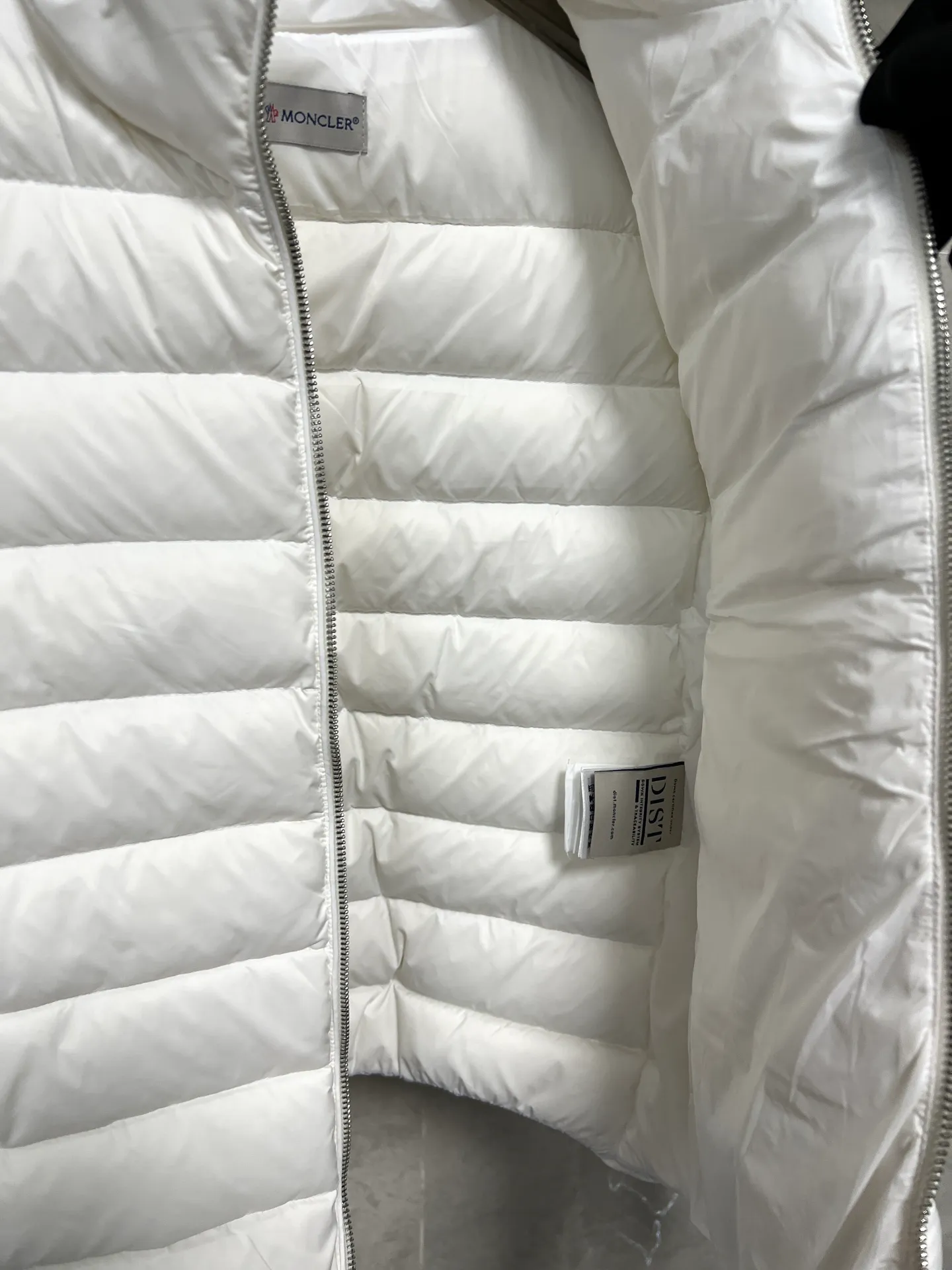 P620 Moncler Mouth Women's Knitted Splicing Stand Collar Thin Down Jacket A great inner wear item for winter!!! Several styles of sweaters and down are released at this time of year. In fact, sweaters and down are always in the basic style. They can be worn alone or layered to create a more layered look!!! The front is made of down, and the back and both sleeves are made of wool blended fabrics. The soft and delicate knitted feel is not irritating at all! This quality It feels great, the velvet is large, fine and stemless, and full of fluffiness! It has enough filling, and its thermal insulation performance is not to mention!!! It is windproof and warm, eliminating any possibility of velvet running. It feels silky and smooth, and the stiffness is also very good. This is the time to prepare a thin and light model! It will not look bloated at all, not to mention it is an evergreen model with a spliced design!!! Color: Black White Size: S M L