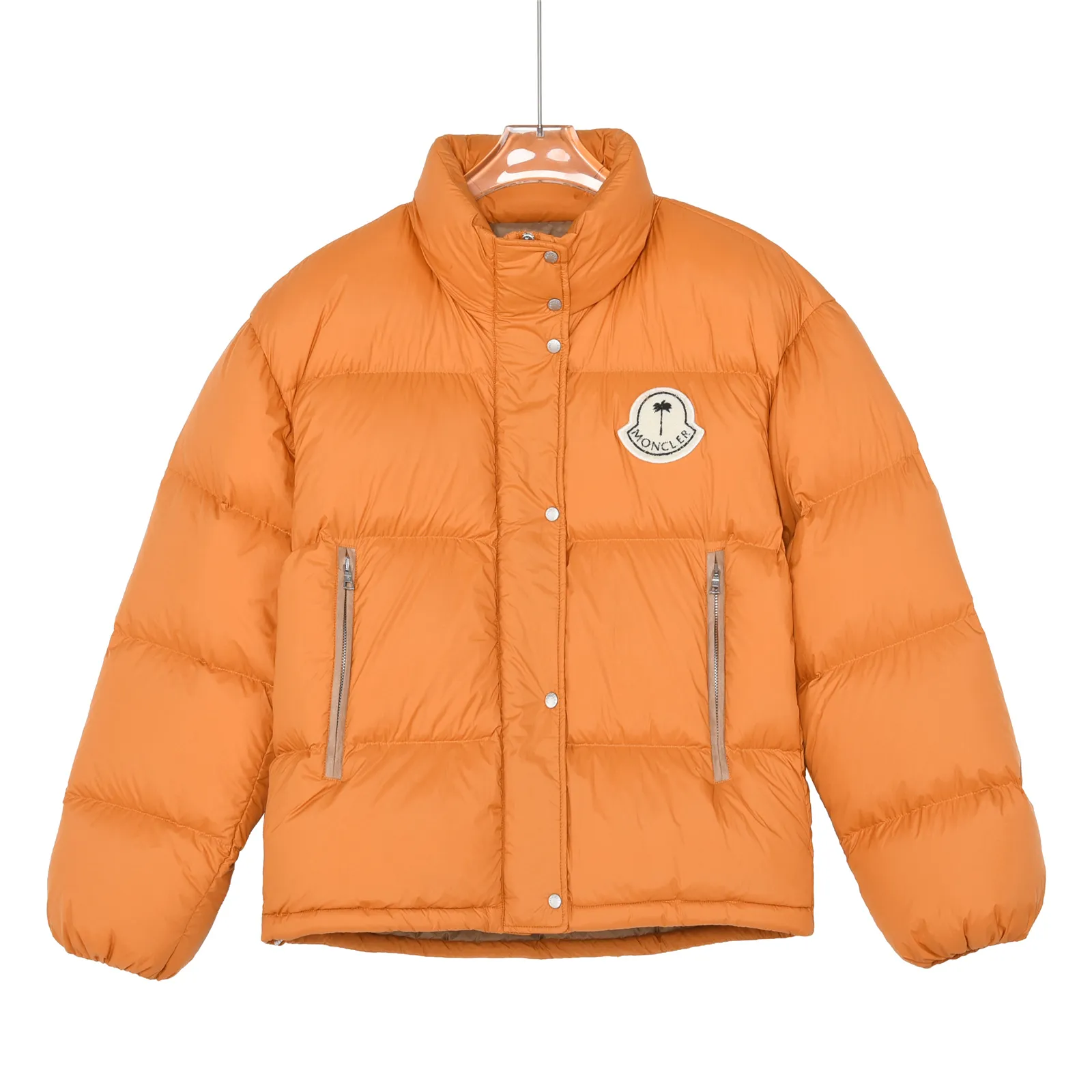 P1580 Meng Mouth Angels joint limited edition large label down jacket #Monger Full of American retro style! ⚠️Short style with small stand-up collar, waterproof and anti-fouling fabric, 95 white duck down filling, the upper body is not heavy and warm, classic and timeless! On the chest is the joint logo of the two major brands, which is very special. Another design point is the zippers on the left and right sides, which are stitched with leather, which is very textured! If you look closely, you can see that even the steel seal on the zipper is the joint logo of the two brands. The whole thing is really full of sincerity!  SIZE:1# 2# 3# 4# 5# 6# [Details attached are size chart]