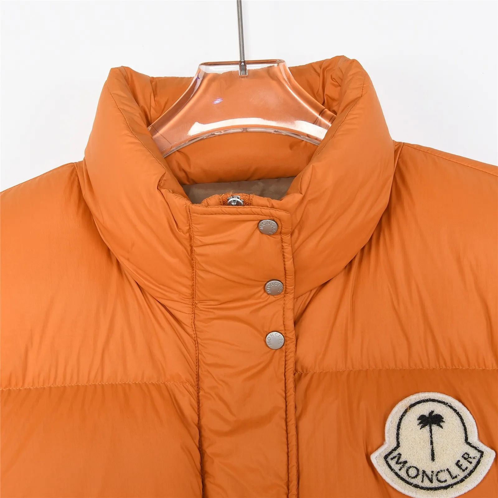 P1580 Meng Mouth Angels joint limited edition large label down jacket #Monger Full of American retro style! ⚠️Short style with small stand-up collar, waterproof and anti-fouling fabric, 95 white duck down filling, the upper body is not heavy and warm, classic and timeless! On the chest is the joint logo of the two major brands, which is very special. Another design point is the zippers on the left and right sides, which are stitched with leather, which is very textured! If you look closely, you can see that even the steel seal on the zipper is the joint logo of the two brands. The whole thing is really full of sincerity!  SIZE:1# 2# 3# 4# 5# 6# [Details attached are size chart]
