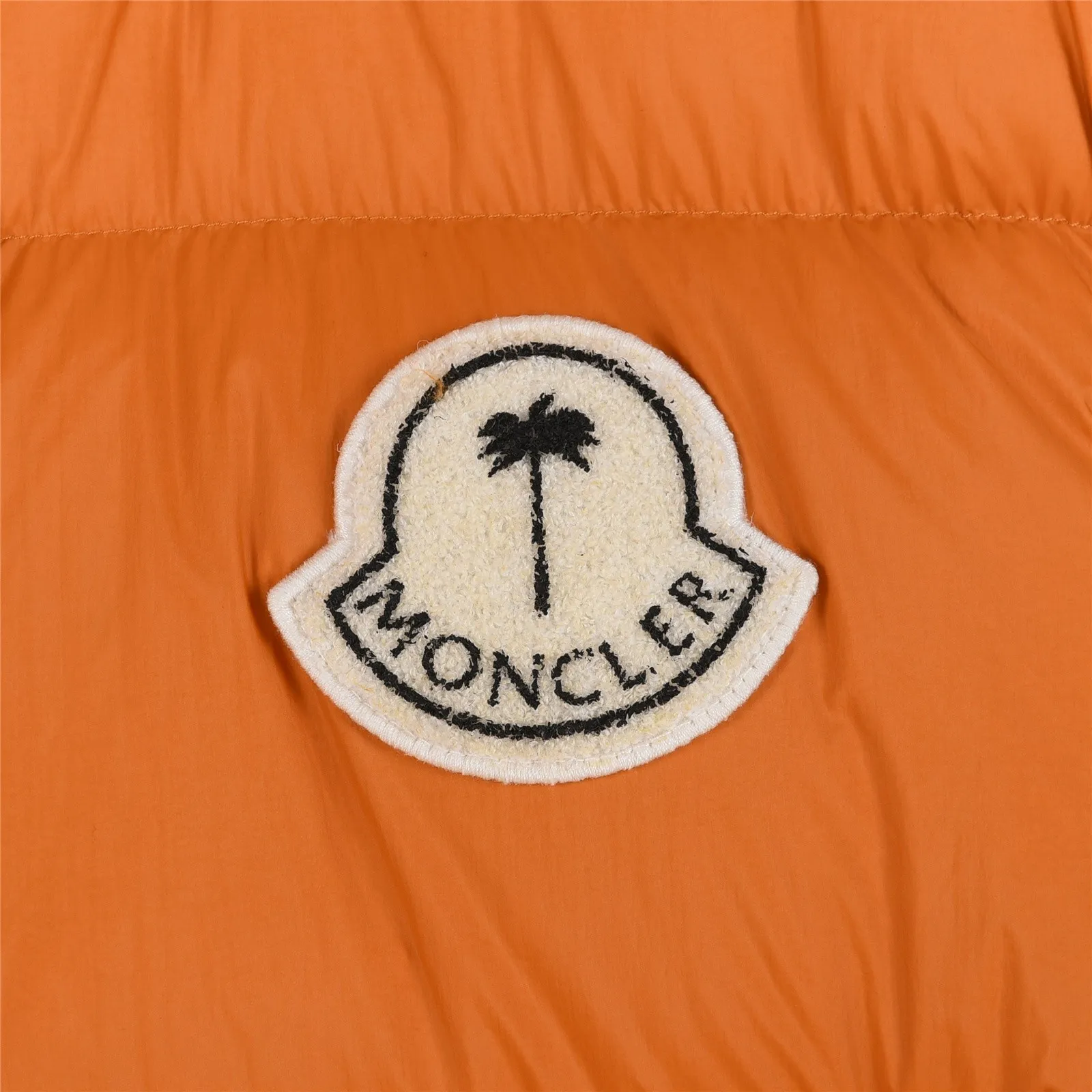 P1580 Meng Mouth Angels joint limited edition large label down jacket #Monger Full of American retro style! ⚠️Short style with small stand-up collar, waterproof and anti-fouling fabric, 95 white duck down filling, the upper body is not heavy and warm, classic and timeless! On the chest is the joint logo of the two major brands, which is very special. Another design point is the zippers on the left and right sides, which are stitched with leather, which is very textured! If you look closely, you can see that even the steel seal on the zipper is the joint logo of the two brands. The whole thing is really full of sincerity!  SIZE:1# 2# 3# 4# 5# 6# [Details attached are size chart]