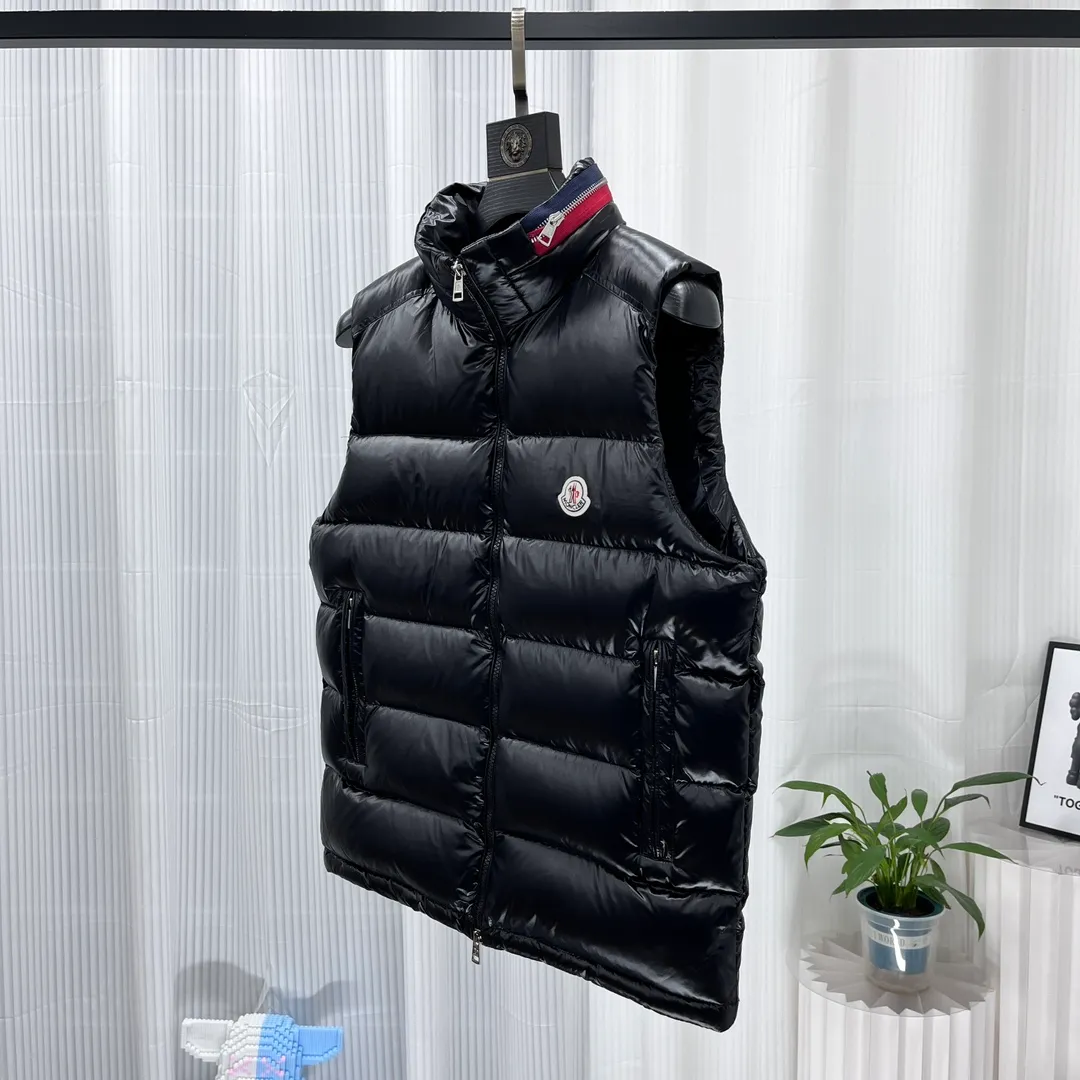 P700 𝗠𝗼𝗻𝗰𝗲𝗿/Moncler Moncler/Moncler Spring and Summer New Ouse/Same Style for Men and Women/Down Vest Sizes: 1, 2, 3, 4, 5 Product Color: Black Description: Tib’s design is inspired by 𝗠𝗼𝗻𝗰𝗲𝗿 The iconic jacket of the 1980s has been reinterpreted with modern and dynamic elements. This vest, embodying the personality of those who always want to be a winner, can be worn as a vest mid-season or paired with a windproof jacket in the dead of winter.   Material process analysis: 1. Original NFC inductive anti-counterfeiting chip 2. National standard 95% pure white duck down, exclusive use of top-grade down on the market, never false goose down and other misunderstandings 3. Fabric: 100% nylon; lining: 100% nylon, one of the best on the market, everything is customized according to the original version.  4. The electroplated hardware produced by the original processing factory is all customized by the original factory, and is not a replica of the market. 5. It is produced by the same OEM factory as XX Wolf. It has always been unambiguous in terms of quality. Everyone knows about the craftsmanship, QA and QC quality inspection of the workers when shipping from large factories. It is not comparable to small factories in the market.  Mouth-mounted down jackets, let’s not brag, there is almost no one that can do better than us! Make an original product with care, so that every customer has the confidence to introduce it to his customers: This is the top replica version in China. Good products do not need too many soft articles to set off, only junk products will boast: the original ZP uses thousands of words to impress consumers! Although it is an F product, it is not inferior to ZP!