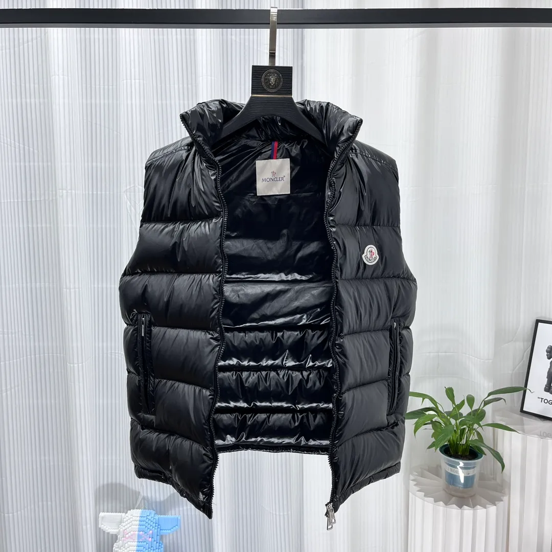 P700 𝗠𝗼𝗻𝗰𝗲𝗿/Moncler Moncler/Moncler Spring and Summer New Ouse/Same Style for Men and Women/Down Vest Sizes: 1, 2, 3, 4, 5 Product Color: Black Description: Tib’s design is inspired by 𝗠𝗼𝗻𝗰𝗲𝗿 The iconic jacket of the 1980s has been reinterpreted with modern and dynamic elements. This vest, embodying the personality of those who always want to be a winner, can be worn as a vest mid-season or paired with a windproof jacket in the dead of winter.   Material process analysis: 1. Original NFC inductive anti-counterfeiting chip 2. National standard 95% pure white duck down, exclusive use of top-grade down on the market, never false goose down and other misunderstandings 3. Fabric: 100% nylon; lining: 100% nylon, one of the best on the market, everything is customized according to the original version.  4. The electroplated hardware produced by the original processing factory is all customized by the original factory, and is not a replica of the market. 5. It is produced by the same OEM factory as XX Wolf. It has always been unambiguous in terms of quality. Everyone knows about the craftsmanship, QA and QC quality inspection of the workers when shipping from large factories. It is not comparable to small factories in the market.  Mouth-mounted down jackets, let’s not brag, there is almost no one that can do better than us! Make an original product with care, so that every customer has the confidence to introduce it to his customers: This is the top replica version in China. Good products do not need too many soft articles to set off, only junk products will boast: the original ZP uses thousands of words to impress consumers! Although it is an F product, it is not inferior to ZP!