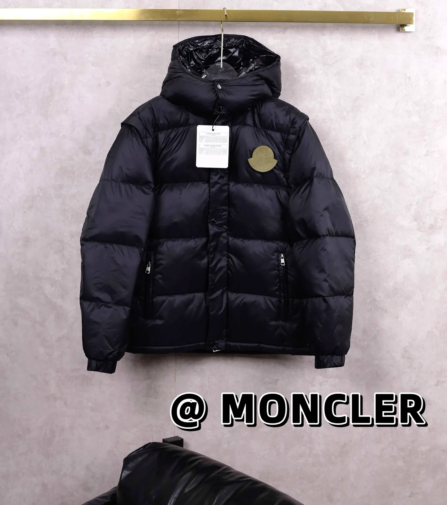 P550 MONCLER/Moncler detachable portable down jacket With the cold wind, a warm and fashionable down jacket has become a must-have choice. The short and medium design makes you feel comfortable whether walking or sitting down without looking bloated. 👌 Waterproof function allows you to stay dry even in windy and snowy days. 🌧️ The high-end white color makes your winter outfit no longer monotonous, and can be easily worn whether it is daily travel or important occasions. 👔 The inner design allows you to enjoy a warm hug in the cold winter. 🧣 The sleeves and hood are detachable and can be worn three times in one, which is both practical and fashionable to meet your different outfit needs. 🎩 This down jacket is not only warm and fashionable, but also a favorite among Northeastern people. Come and get it!