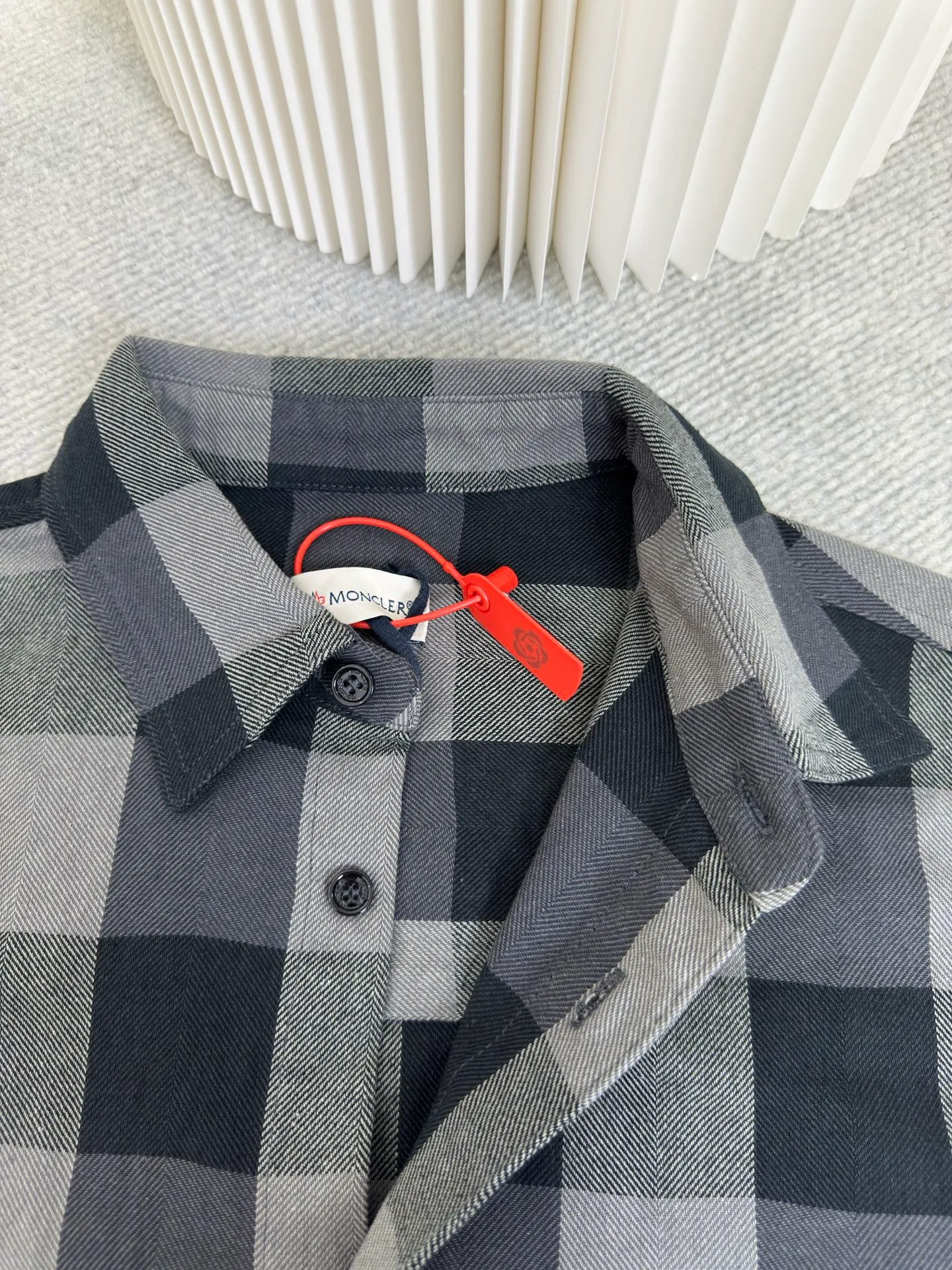 P520 Moncler Moncler  Adopting imported machine embroidery technology, using advanced computer control systems and precision mechanical components, Moncler embroidery operations are realized. The infrared positioning cutting machine achieves precise positioning of materials through infrared transmitters and infrared receivers. The accuracy can reach the micron level, thereby meeting the effect of high-precision cutting of plaid alignment. (The material loss is extremely high, with an average loss of 10 points per piece, which is time-consuming and labor-intensive. See the real chapter for details) Size 46 48 50 52