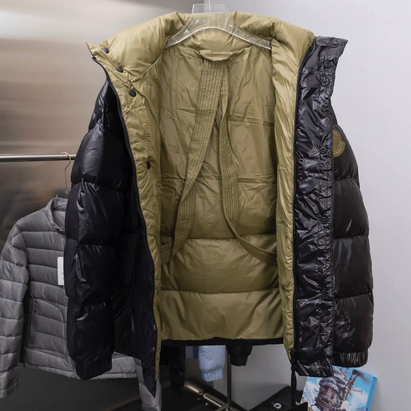 P820 2025 Autumn and Winter New Style🆕MONCLER/Mongolian 1952 Green Fat Man Long Sleeve Down Jacket, Mongolian DERVOX limited color matching, 1952 co-branded men's goose down stand-up collar thickened bun, can be made into couple style, 95% European standard gooseneck velvet filling. Extremely full filling. 700+ fill power. The tag barcode model number corresponds to the official website. The tag has built-in NFC electronic induction anti-counterfeiting) Dervox down is made from lightweight nylon laqué fabric that is comfortable and warm without being bulky. This short style features an internal shoulder strap that can be carried as a carry when the weather heats up, making it ideal for urban or alpine wear. Made in pop tones, it's finished with a bold logo patch. Details Made of lightweight nvlon laqué fabric Sizes: 1/2/3/4/5