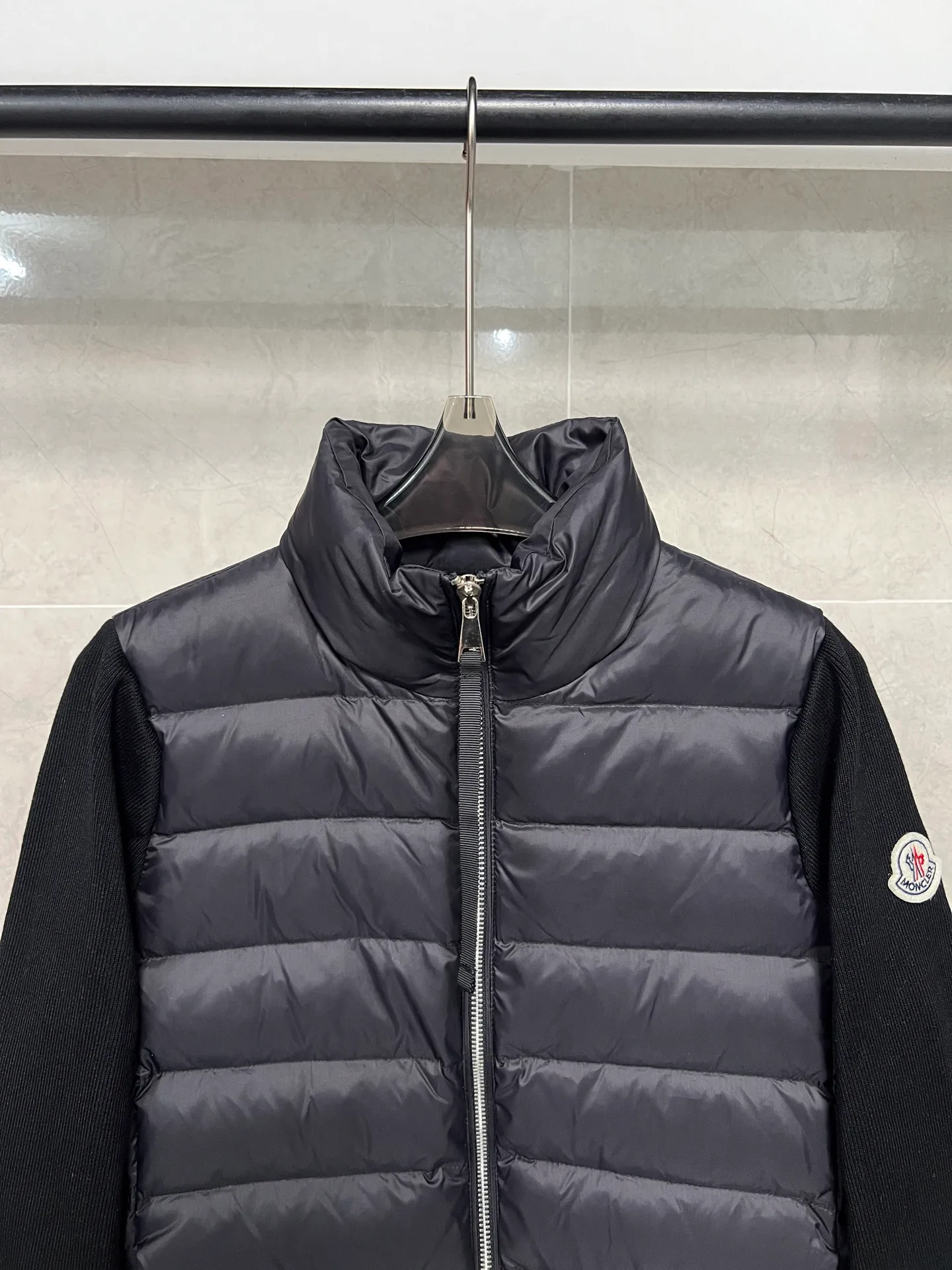 P620 Moncler Mouth Women's Knitted Splicing Stand Collar Thin Down Jacket A great inner wear item for winter!!! Several styles of sweaters and down are released at this time of year. In fact, sweaters and down are always in the basic style. They can be worn alone or layered to create a more layered look!!! The front is made of down, and the back and both sleeves are made of wool blended fabrics. The soft and delicate knitted feel is not irritating at all! This quality It feels great, the velvet is large, fine and stemless, and full of fluffiness! It has enough filling, and its thermal insulation performance is not to mention!!! It is windproof and warm, eliminating any possibility of velvet running. It feels silky and smooth, and the stiffness is also very good. This is the time to prepare a thin and light model! It will not look bloated at all, not to mention it is an evergreen model with a spliced design!!! Color: Black White Size: S M L