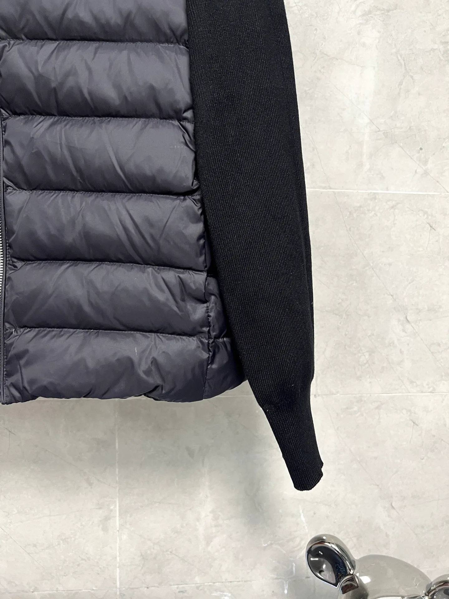 P620 Moncler Mouth Women's Knitted Splicing Stand Collar Thin Down Jacket A great inner wear item for winter!!! Several styles of sweaters and down are released at this time of year. In fact, sweaters and down are always in the basic style. They can be worn alone or layered to create a more layered look!!! The front is made of down, and the back and both sleeves are made of wool blended fabrics. The soft and delicate knitted feel is not irritating at all! This quality It feels great, the velvet is large, fine and stemless, and full of fluffiness! It has enough filling, and its thermal insulation performance is not to mention!!! It is windproof and warm, eliminating any possibility of velvet running. It feels silky and smooth, and the stiffness is also very good. This is the time to prepare a thin and light model! It will not look bloated at all, not to mention it is an evergreen model with a spliced design!!! Color: Black White Size: S M L