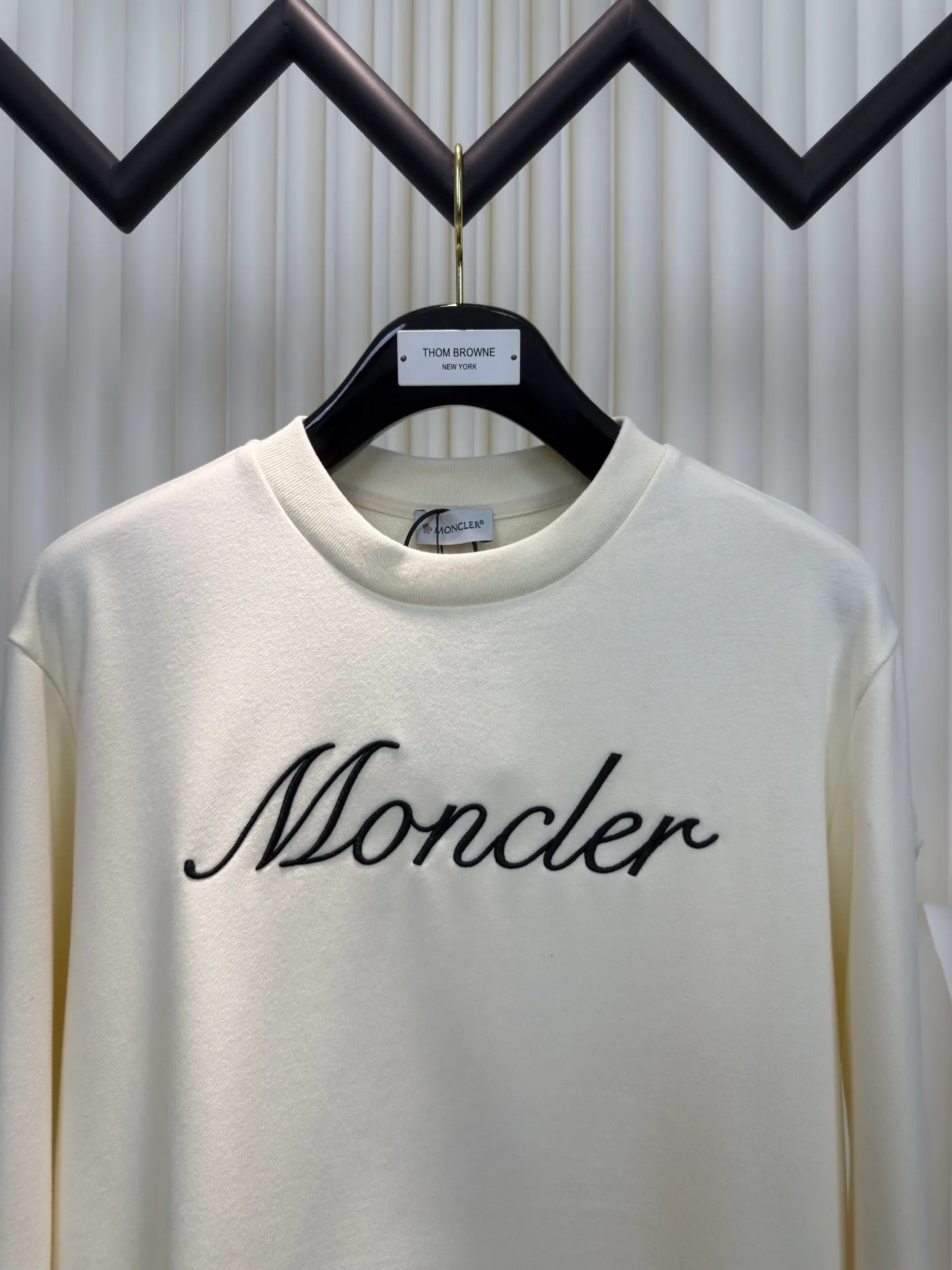 P370 Mouthless MONCLER Mouthless Embroidered Armband Sweatshirt is made of 380g brushed sweatshirt terry, and the fabric is brushed to make the surface feel softer and smoother. The thread is matched with 1*1 double yarn thread.  The embroidery uses 3D multi-dimensional embroidery, embellished with connected brand embroidered letters. The armband is made of sheepskin composite embroidery technology.  Made from soft cotton fleece, this sweatshirt is suitable for all seasons. Round neck design, embellished with logo embroidery, inspired by college baseball uniforms. Made of cotton fleece Crew neck Logo embossed and embroidered Sizes S M L XL