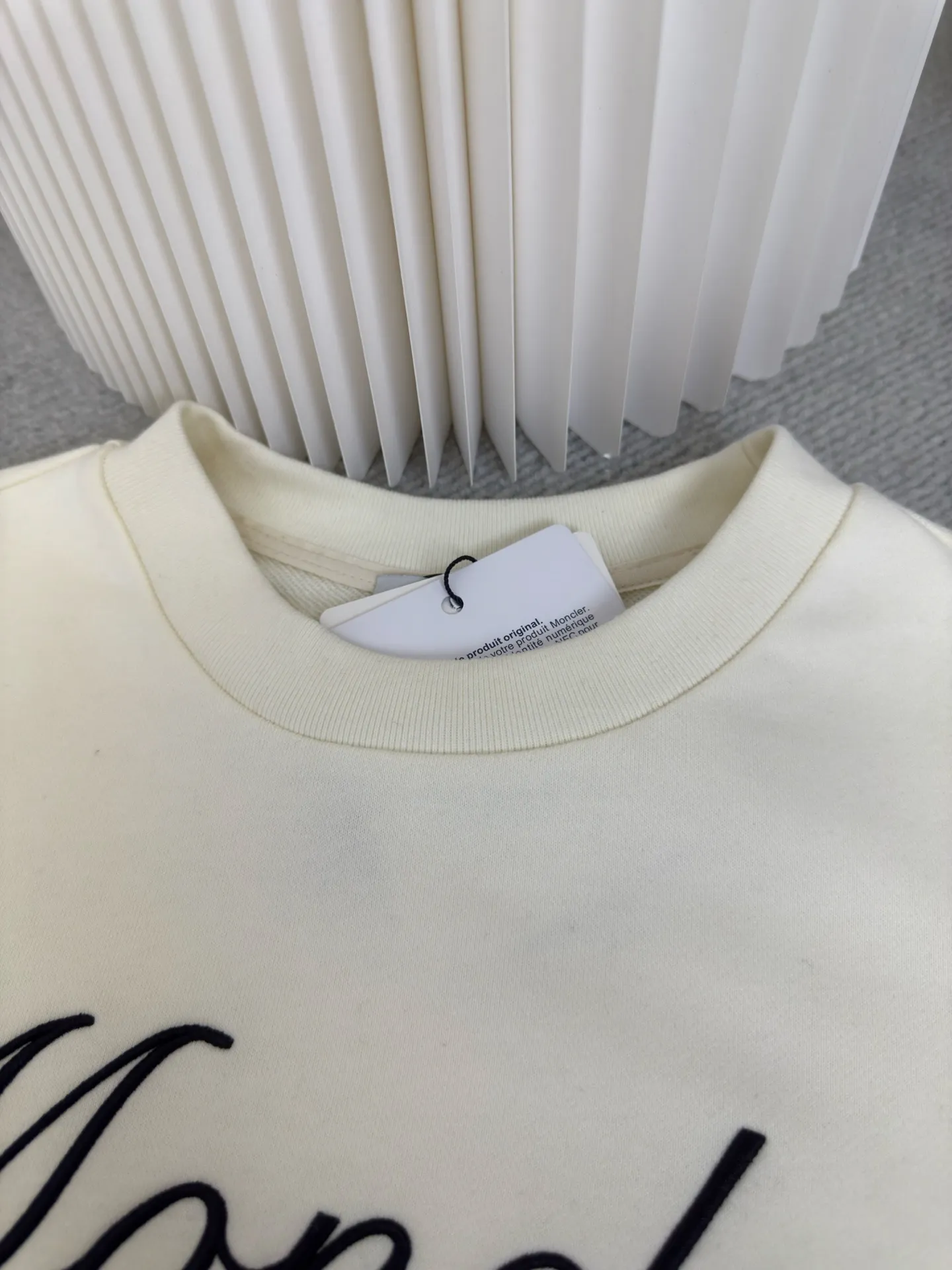 P370 Mouthless MONCLER Mouthless Embroidered Armband Sweatshirt is made of 380g brushed sweatshirt terry, and the fabric is brushed to make the surface feel softer and smoother. The thread is matched with 1*1 double yarn thread.  The embroidery uses 3D multi-dimensional embroidery, embellished with connected brand embroidered letters. The armband is made of sheepskin composite embroidery technology.  Made from soft cotton fleece, this sweatshirt is suitable for all seasons. Round neck design, embellished with logo embroidery, inspired by college baseball uniforms. Made of cotton fleece Crew neck Logo embossed and embroidered Sizes S M L XL