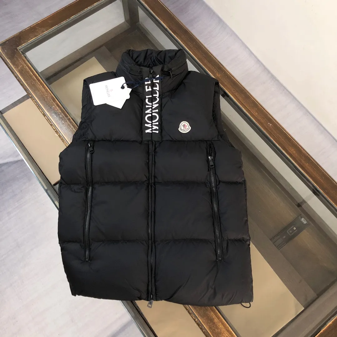 P680 🔥Moncler 24 autumn and winter latest style! Fashionable down vest! Down vest! Hat can be hidden! The 100% cotton fabric selected from customers has extremely superior waterproof and breathable properties, and the fabric feels very soft, smooth and shiny! The inner filling is 90% white duck down, which has excellent fluffiness and resilience, and its cold-proof performance is unquestionable! Zipper pulls with customer-supplied brand letters engraved on them show off the aura of big brands everywhere, and they look good no matter how simple and elegant you wear them! Lightweight, convenient and warm, it can be paired with sweaters or sweatshirts! Fashionable and versatile ❤️ Color: black white Size: 12345 (M～3xl)