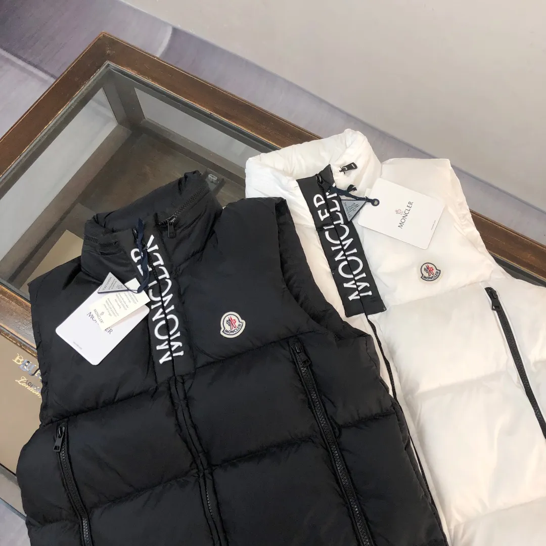 P680 🔥Moncler 24 autumn and winter latest style! Fashionable down vest! Down vest! Hat can be hidden! The 100% cotton fabric selected from customers has extremely superior waterproof and breathable properties, and the fabric feels very soft, smooth and shiny! The inner filling is 90% white duck down, which has excellent fluffiness and resilience, and its cold-proof performance is unquestionable! Zipper pulls with customer-supplied brand letters engraved on them show off the aura of big brands everywhere, and they look good no matter how simple and elegant you wear them! Lightweight, convenient and warm, it can be paired with sweaters or sweatshirts! Fashionable and versatile ❤️ Color: black white Size: 12345 (M～3xl)