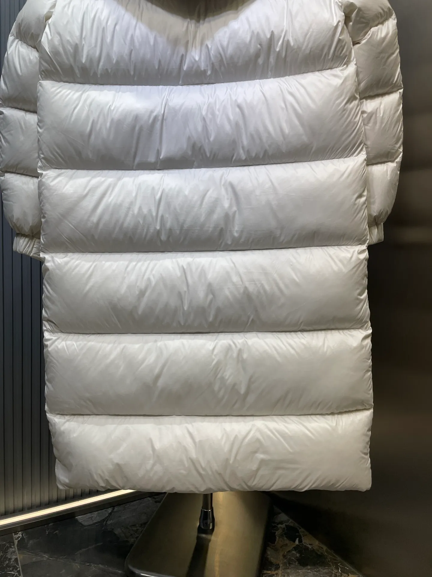 P1180 Moncler 🌟Maya matte long fabric is made of the original longue saison nylon material, which effectively blocks wind and rain and keeps the interior dry and comfortable. Comfortable and wind resistant. The inner filling is made of high-quality national standard 90 white goose down, which has light fluffiness and excellent thermal insulation performance. Quilting design, classic rectangular texture, a quilting process that can not only fix down to prevent it from running away, but is also an important decorative element. Stitching technology is very important, fine stitches can better lock the velvet. The internal washing label N is equipped with an anti-counterfeiting chip and a built-in sensor to verify the authenticity. It is detachable with buckles and can be adjusted with drawstrings at the hem and cuffs. The hardware accessories are unified to restore the original zippers, using YKK brand zippers for smoother and more durable buckles, windproof design ribs on the cuffs and hem, and adjustable drawstrings. Custom woven and dyed, no color difference from the original. Perfect restoration of ingenious craftsmanship, complete three standards, customized accessories size: 12345