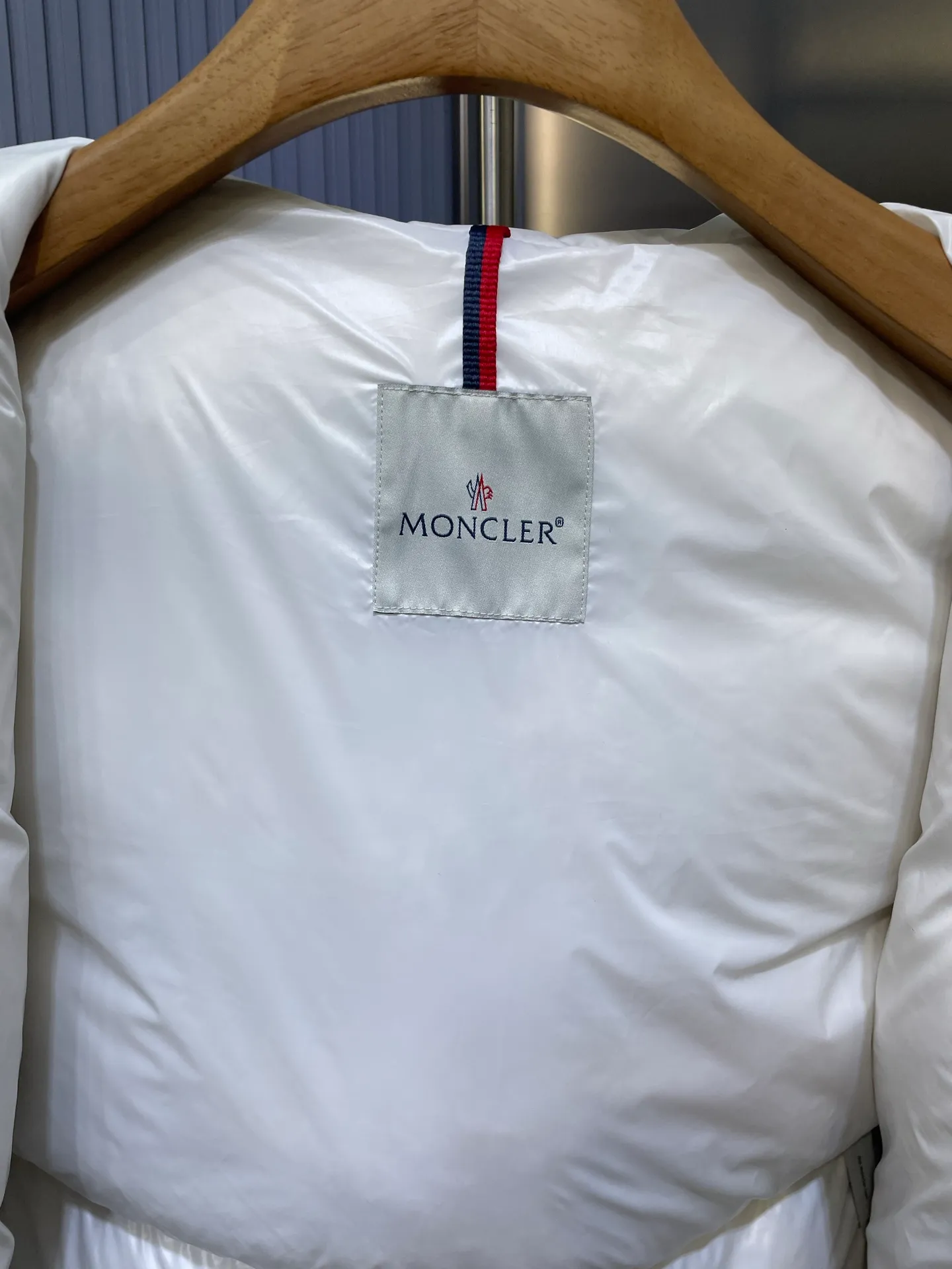 P1180 Moncler 🌟Maya matte long fabric is made of the original longue saison nylon material, which effectively blocks wind and rain and keeps the interior dry and comfortable. Comfortable and wind resistant. The inner filling is made of high-quality national standard 90 white goose down, which has light fluffiness and excellent thermal insulation performance. Quilting design, classic rectangular texture, a quilting process that can not only fix down to prevent it from running away, but is also an important decorative element. Stitching technology is very important, fine stitches can better lock the velvet. The internal washing label N is equipped with an anti-counterfeiting chip and a built-in sensor to verify the authenticity. It is detachable with buckles and can be adjusted with drawstrings at the hem and cuffs. The hardware accessories are unified to restore the original zippers, using YKK brand zippers for smoother and more durable buckles, windproof design ribs on the cuffs and hem, and adjustable drawstrings. Custom woven and dyed, no color difference from the original. Perfect restoration of ingenious craftsmanship, complete three standards, customized accessories size: 12345