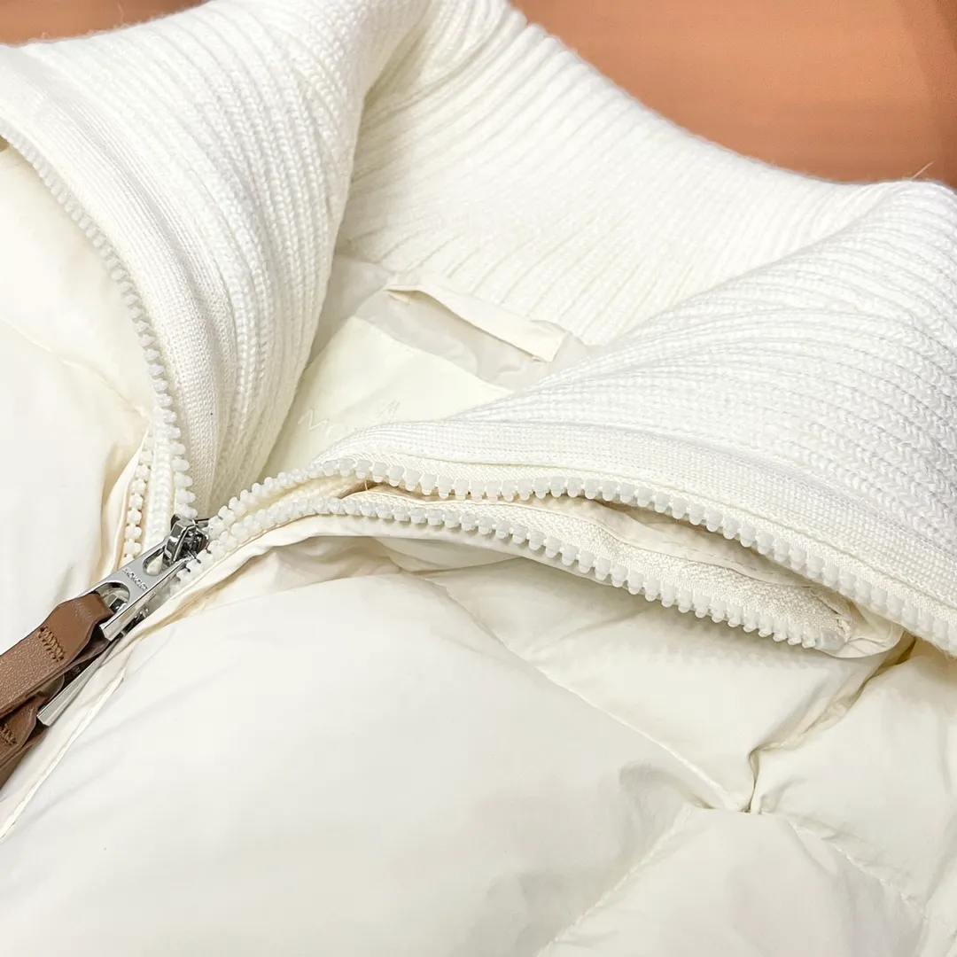 P900 Moncler➡️Mountain Mouth New Style🦢Goose Down Knit🧶Spliced ​​Down Jacket Jackets Women's MONCLER Moncler Meng Mouth Bursting Street New Product Design Fashionable and Versatile Comfortable Breathable Mouth Down Jacket~Supports NFC chip induction and is on sale simultaneously on the official website! This down jacket has a great sense of design and looks. You can buy it directly due to quality control. It’s a high-end product that you can’t go wrong with! Simple and elegant design ~ and engraved with 1ogo letters ~ the overall design makes this dress unique! It is made of imported technical fabrics and is filled with 90% white goose down. The texture and shape of the fabric are exquisite. You can feel its strong aura through the detailed pictures. It also has superior handsomeness and thermal insulation performance. It can be easily worn in various occasions! With polythermal insulation, you don’t have to worry about a little chill! The placket adopts a zipper design, which is both fashionable and functional. It not only highlights the shape but also keeps warm. The design makes the whole style more luxurious!