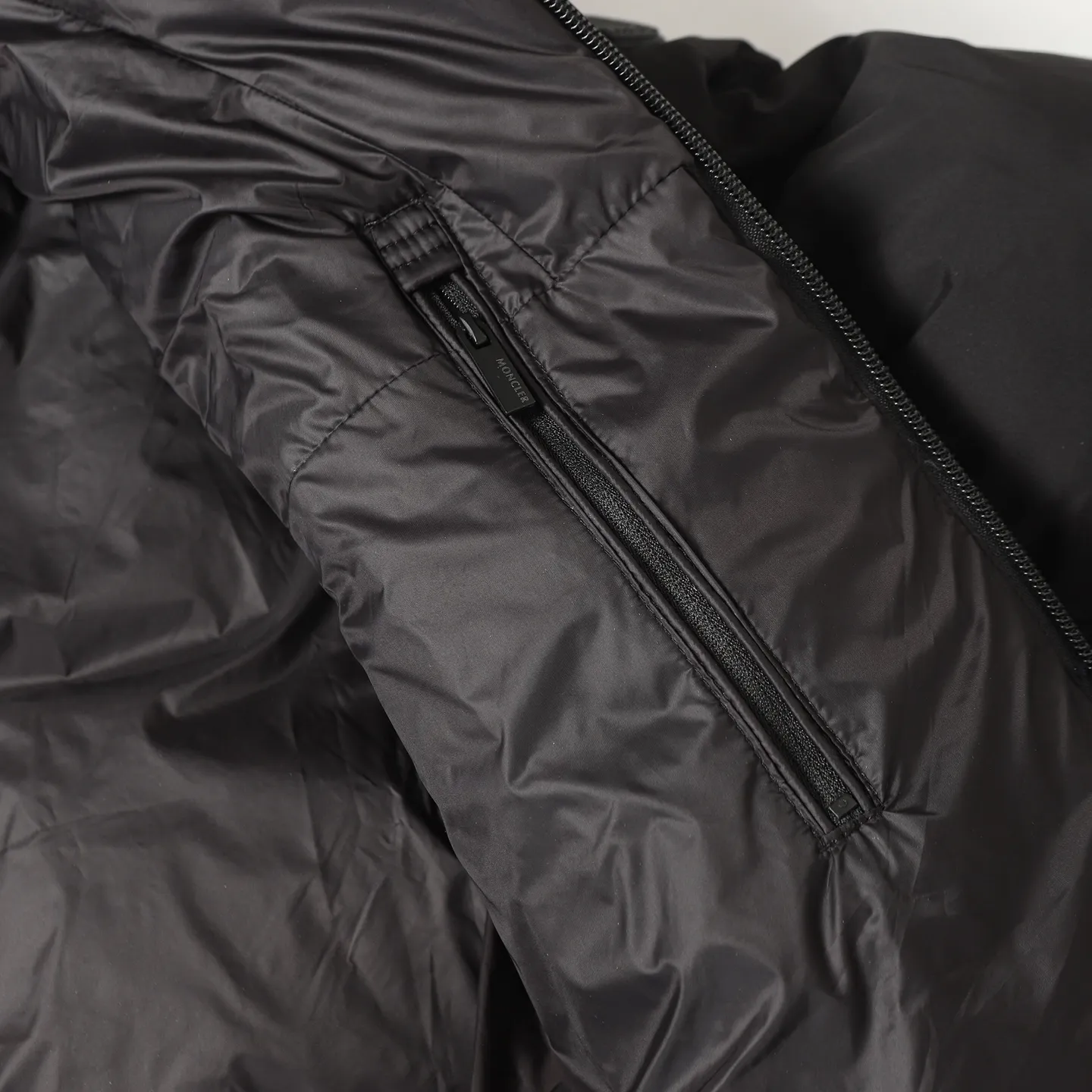 The design of the P860 Moncler Fusain short down jacket is inspired by the thrilling racing sports, echoing the three-dimensional tailoring and dynamic structure of the racing driver's uniform. Diamond quilting is used to build a thermal barrier, and the lightweight fabric is full of fluffy warmth. The silhouette is neat and not bulky, and the hooded design adds casualness. It is made of quilted nylon fabric, which has excellent warmth and protection. It is not only a textured armor to resist the cold wind when commuting, but also a fashion tool to create a minimalist and high-end feel when going out. In the cold winter, you can achieve the dual elegance of temperature and style with a piece of down. The short design features reflective zippers for a modern look. Code number: 12345 Color: black, gray