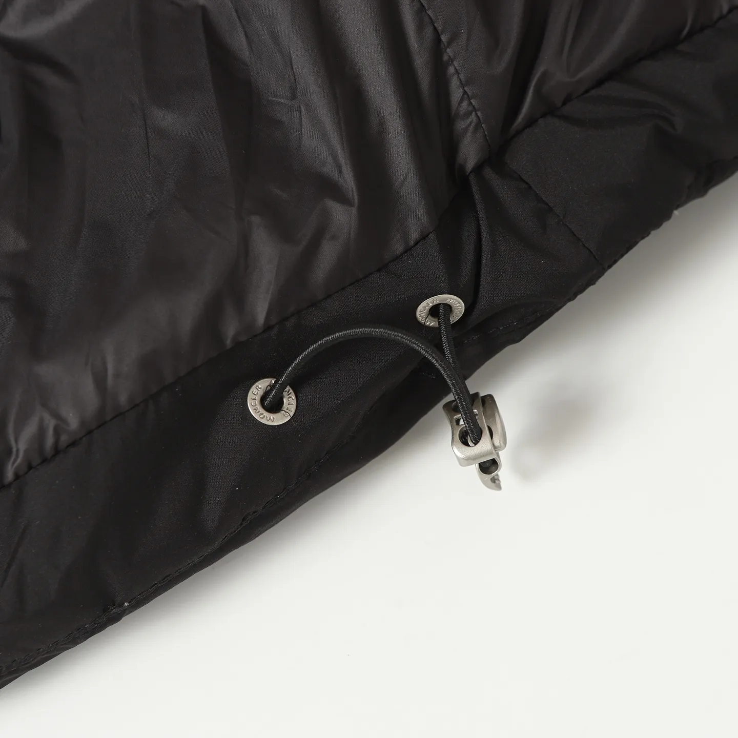 The design of the P860 Moncler Fusain short down jacket is inspired by the thrilling racing sports, echoing the three-dimensional tailoring and dynamic structure of the racing driver's uniform. Diamond quilting is used to build a thermal barrier, and the lightweight fabric is full of fluffy warmth. The silhouette is neat and not bulky, and the hooded design adds casualness. It is made of quilted nylon fabric, which has excellent warmth and protection. It is not only a textured armor to resist the cold wind when commuting, but also a fashion tool to create a minimalist and high-end feel when going out. In the cold winter, you can achieve the dual elegance of temperature and style with a piece of down. The short design features reflective zippers for a modern look. Code number: 12345 Color: black, gray