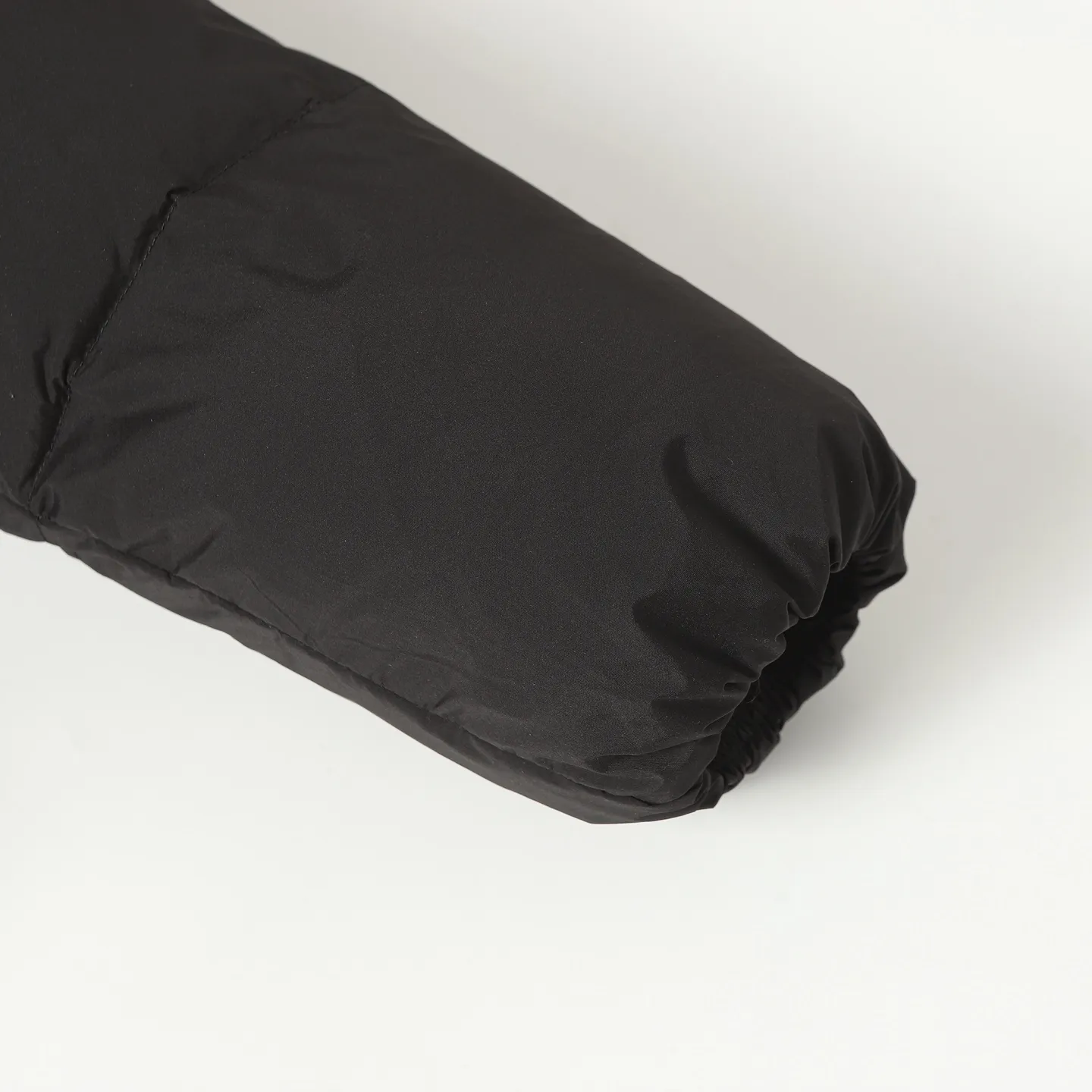 The design of the P860 Moncler Fusain short down jacket is inspired by the thrilling racing sports, echoing the three-dimensional tailoring and dynamic structure of the racing driver's uniform. Diamond quilting is used to build a thermal barrier, and the lightweight fabric is full of fluffy warmth. The silhouette is neat and not bulky, and the hooded design adds casualness. It is made of quilted nylon fabric, which has excellent warmth and protection. It is not only a textured armor to resist the cold wind when commuting, but also a fashion tool to create a minimalist and high-end feel when going out. In the cold winter, you can achieve the dual elegance of temperature and style with a piece of down. The short design features reflective zippers for a modern look. Code number: 12345 Color: black, gray