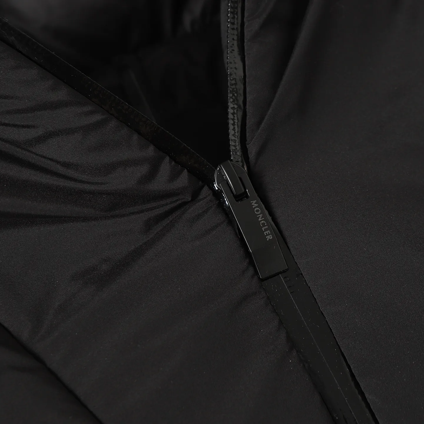 The design of the P860 Moncler Fusain short down jacket is inspired by the thrilling racing sports, echoing the three-dimensional tailoring and dynamic structure of the racing driver's uniform. Diamond quilting is used to build a thermal barrier, and the lightweight fabric is full of fluffy warmth. The silhouette is neat and not bulky, and the hooded design adds casualness. It is made of quilted nylon fabric, which has excellent warmth and protection. It is not only a textured armor to resist the cold wind when commuting, but also a fashion tool to create a minimalist and high-end feel when going out. In the cold winter, you can achieve the dual elegance of temperature and style with a piece of down. The short design features reflective zippers for a modern look. Code number: 12345 Color: black, gray