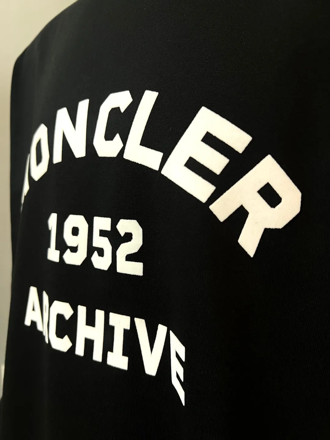 P190 Meng Mou·Moncler MONCLER is new, 2025fw autumn and winter long-sleeved T-shirt, official and official synchronous flocking printing 1952 commemorative sweatshirt short-sleeved, the details match the official version, using 280g double yarn 100% cotton fabric, imported woven thread thread, neckline The bones are not easily deformed, the fabric is soft and breathable, and does not shrink. It has NCF washable mark recognition. The details are in place and the upper body looks good. The European size version is loose and suitable. It is a must-have for the autumn and winter outer wear wardrobe. Color: black, white, size XS-L (L size can wear 200 pounds)