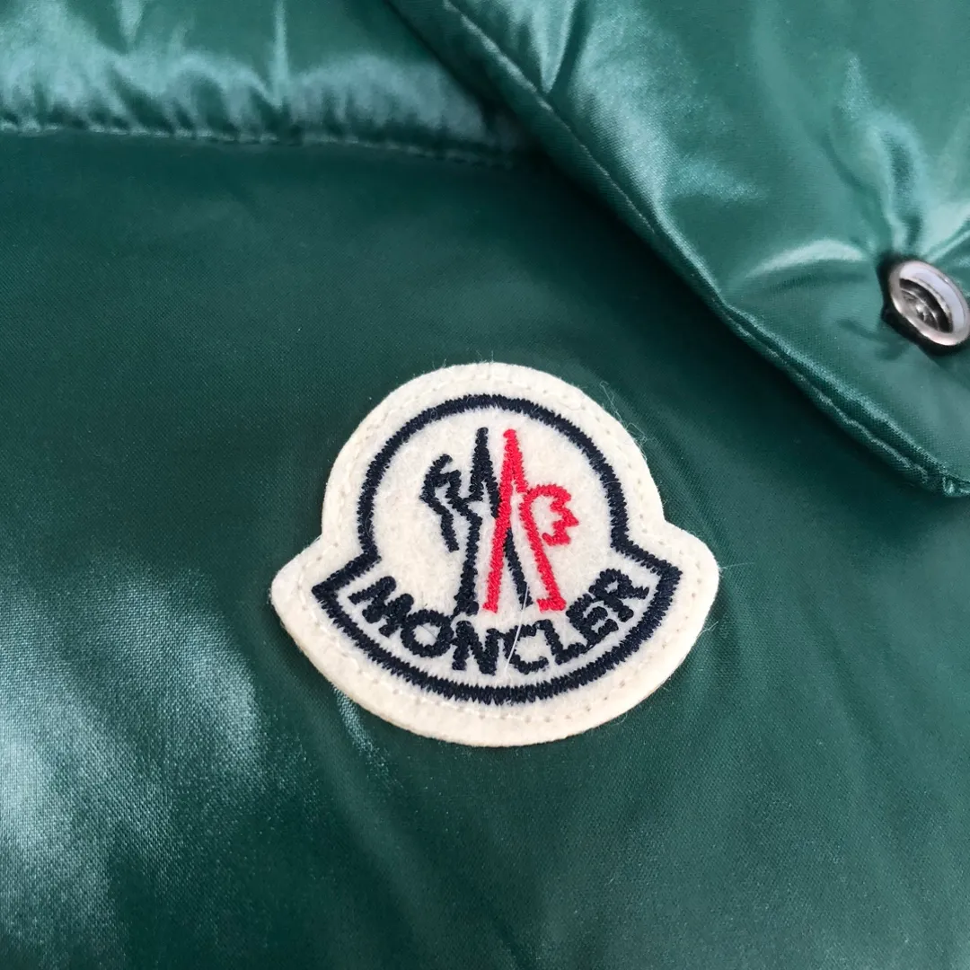 P680 MONCLER Latest Color Couple Style High Version Hooded Down Vest] Super popular item, made in a personalized street punk style, couple style high specification down vest jacket🔥 The hottest style at the moment🔥 Made of M's signature matte technical waterproof fabric, the fabric feels smooth and very textured, and is equipped with classic rectangular quilting to ensure the even distribution of down inside, bringing the ultimate warm and comfortable wearing experience, and it is also very fashionable and stylish! It is filled with imported European standard 90% velvet, which can effectively lock in and collect heat. You can feel its plump state by looking at the actual pictures. It is quite light on the upper body and does not feel bloated at all! The quality is definitely at the same level as the same counter. Friends who have ultra-high standards and pursuit of quality are recommended to buy it now👇 Color: Orange, Maroon, Green, Black Size: 1 2 3 4 5