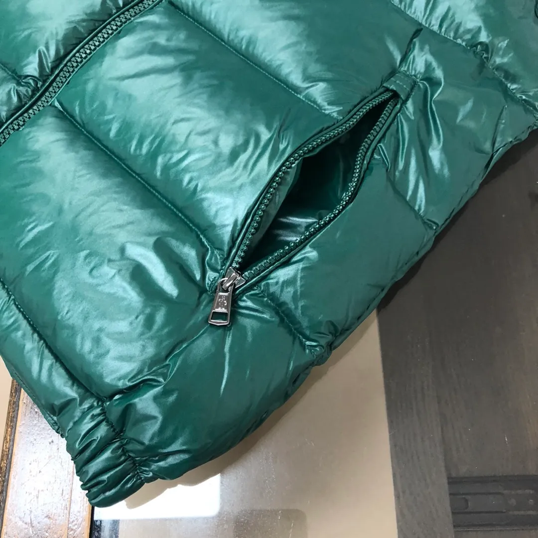 P680 MONCLER Latest Color Couple Style High Version Hooded Down Vest] Super popular item, made in a personalized street punk style, couple style high specification down vest jacket🔥 The hottest style at the moment🔥 Made of M's signature matte technical waterproof fabric, the fabric feels smooth and very textured, and is equipped with classic rectangular quilting to ensure the even distribution of down inside, bringing the ultimate warm and comfortable wearing experience, and it is also very fashionable and stylish! It is filled with imported European standard 90% velvet, which can effectively lock in and collect heat. You can feel its plump state by looking at the actual pictures. It is quite light on the upper body and does not feel bloated at all! The quality is definitely at the same level as the same counter. Friends who have ultra-high standards and pursuit of quality are recommended to buy it now👇 Color: Orange, Maroon, Green, Black Size: 1 2 3 4 5