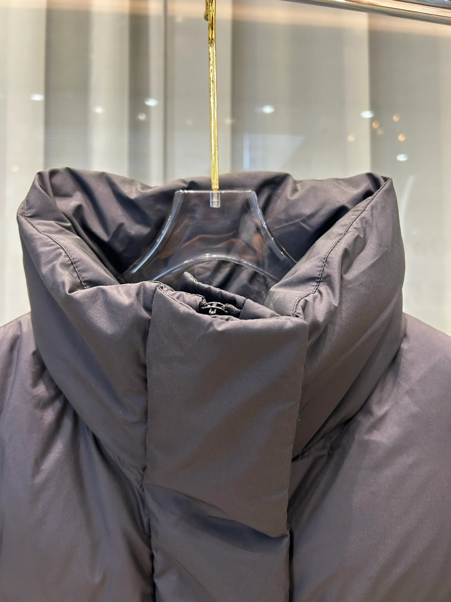 P920 25 Sophie French purchase Moncler autumn and winter women's stand collar wide version down jacket vouglans, large pocket design, bifurcated on both sides, waist waist design. Size: 0123 Color: black white