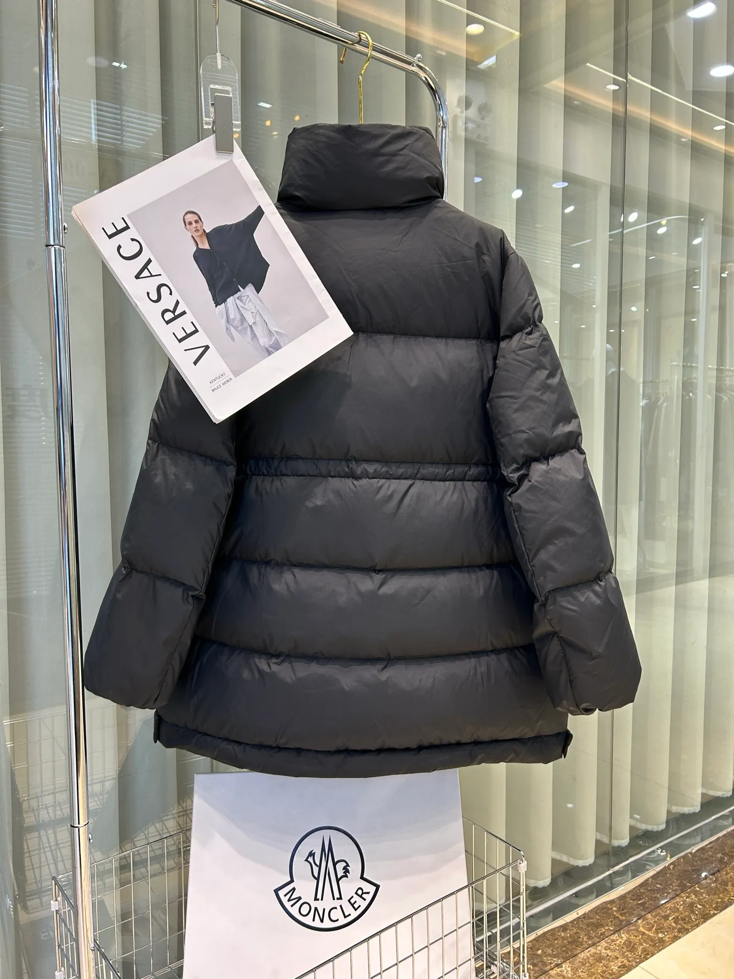 P920 25 Sophie French purchase Moncler autumn and winter women's stand collar wide version down jacket vouglans, large pocket design, bifurcated on both sides, waist waist design. Size: 0123 Color: black white
