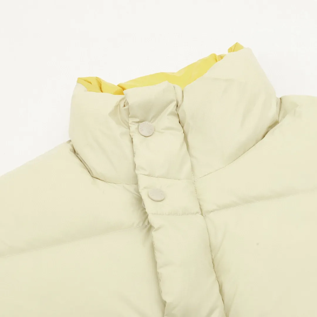 P920 top version 𝐦𝐨𝐧𝐜𝐥𝐞𝐫 Moncler1952 European limited men's short down jacket with three continents towel embroidered logo. High-end velvet filling. Extremely full and lightweight. The barcode model number corresponds to the official website. The tag has built-in NFC inductor anti-counterfeiting. Supports multiple anti-counterfeiting verifications. 1952This men's short down jacket is crafted from crisp fabric with a bold glossy finish.  Product details: The 1952 down jacket is made of functional glossy nylon fabric, which is comfortable and warm without being heavy. Chenille logo patch reflects the essence of the brand Details: • Made of super laqué fabric • Nylon laqué lining • Filled with down • Stand collar • Zipper and snap closure • Zippered pockets • Adjustable cuffs • Drawstring hem • Chenille logo patch Style number: A101# Color: black off-white green size: 1-5
